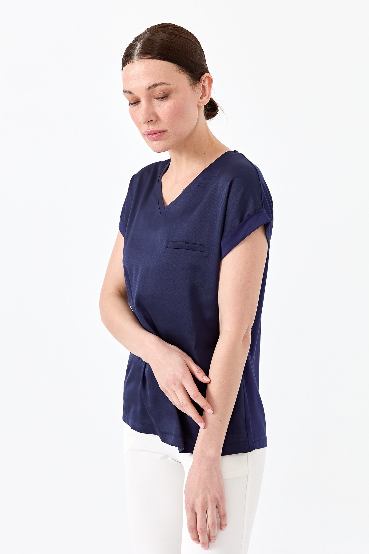 22706Kadın V Yaka Önü Saten Bluz Lacivert