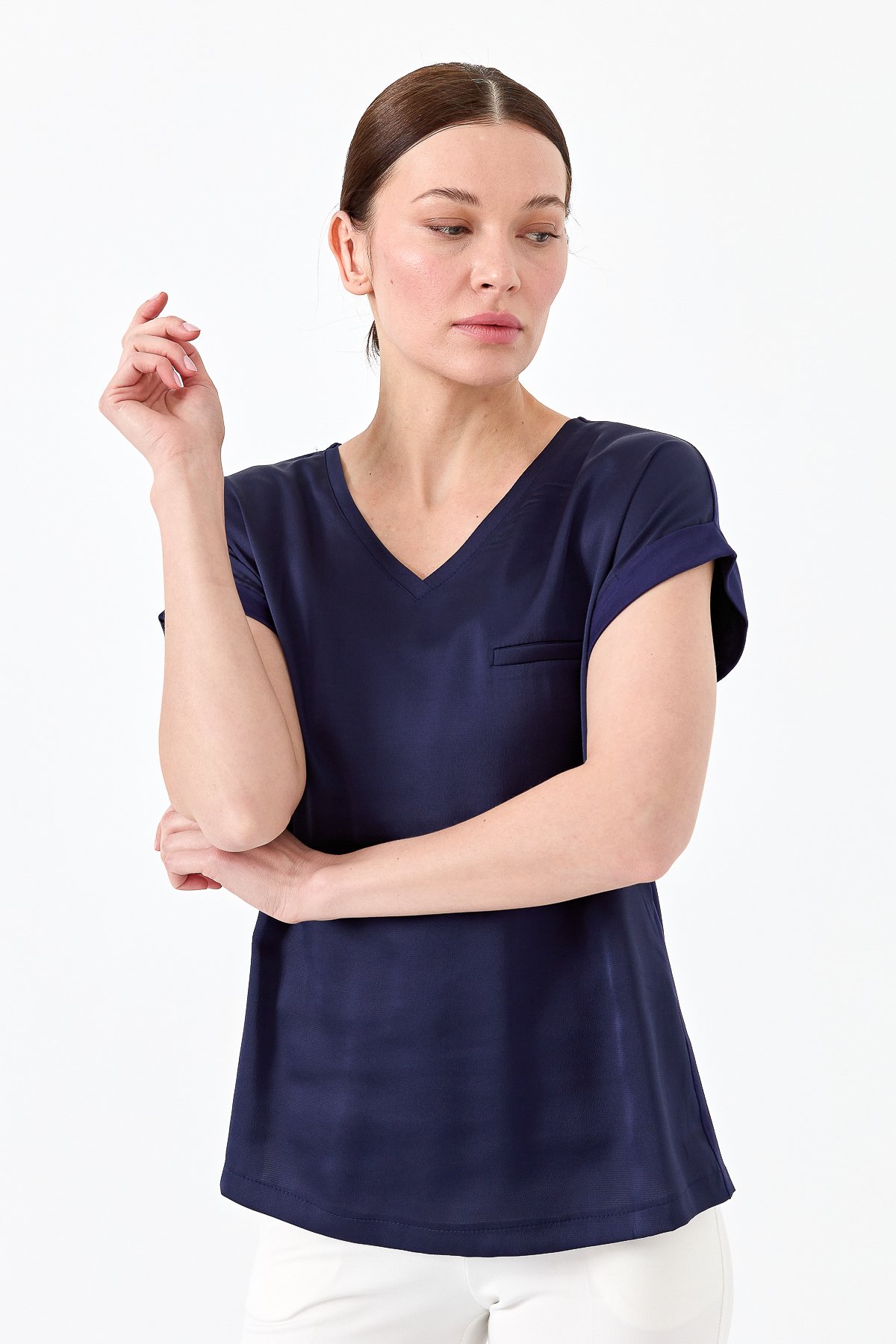 22706Kadın V Yaka Önü Saten Bluz Lacivert