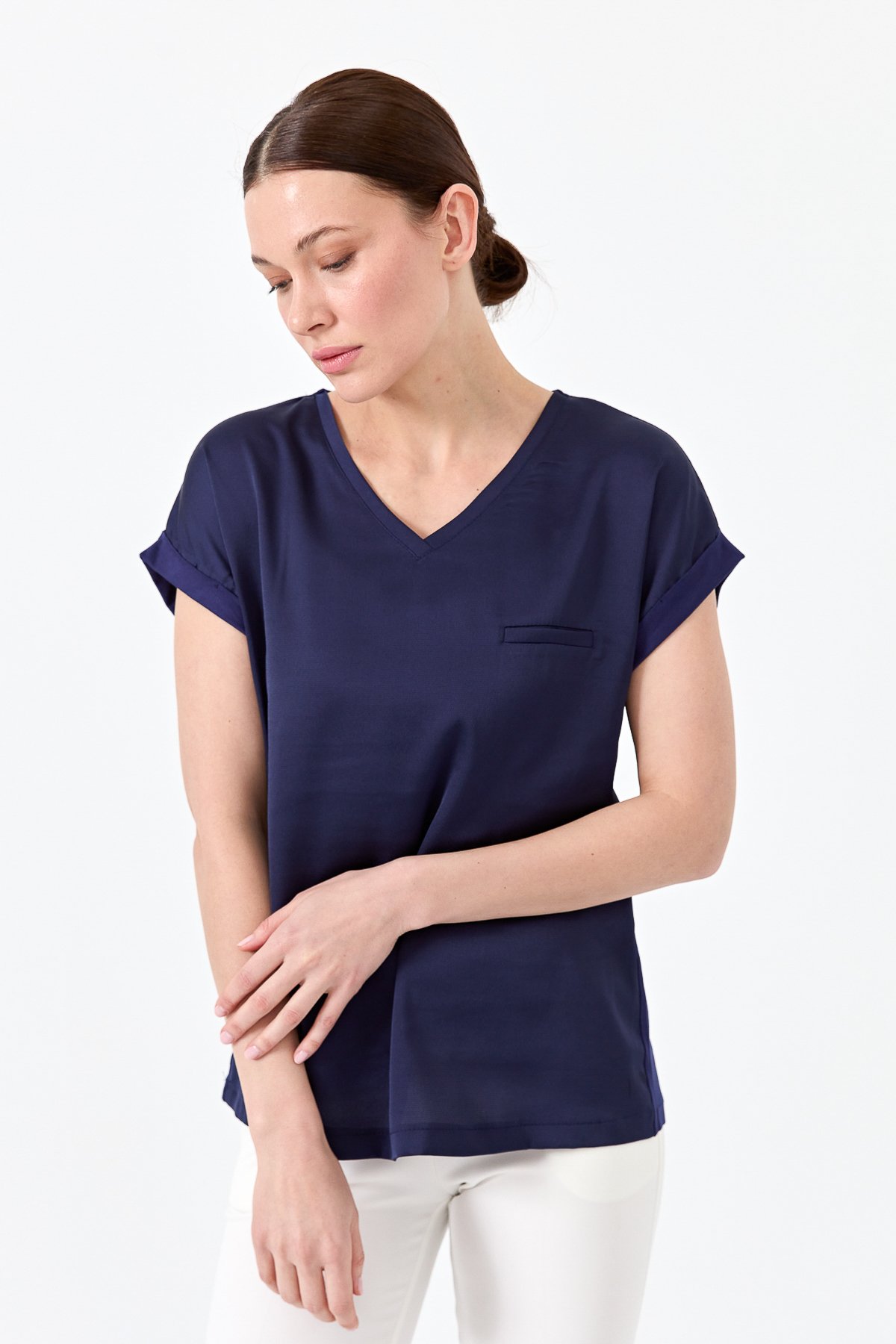 22706Kadın V Yaka Önü Saten Bluz Lacivert