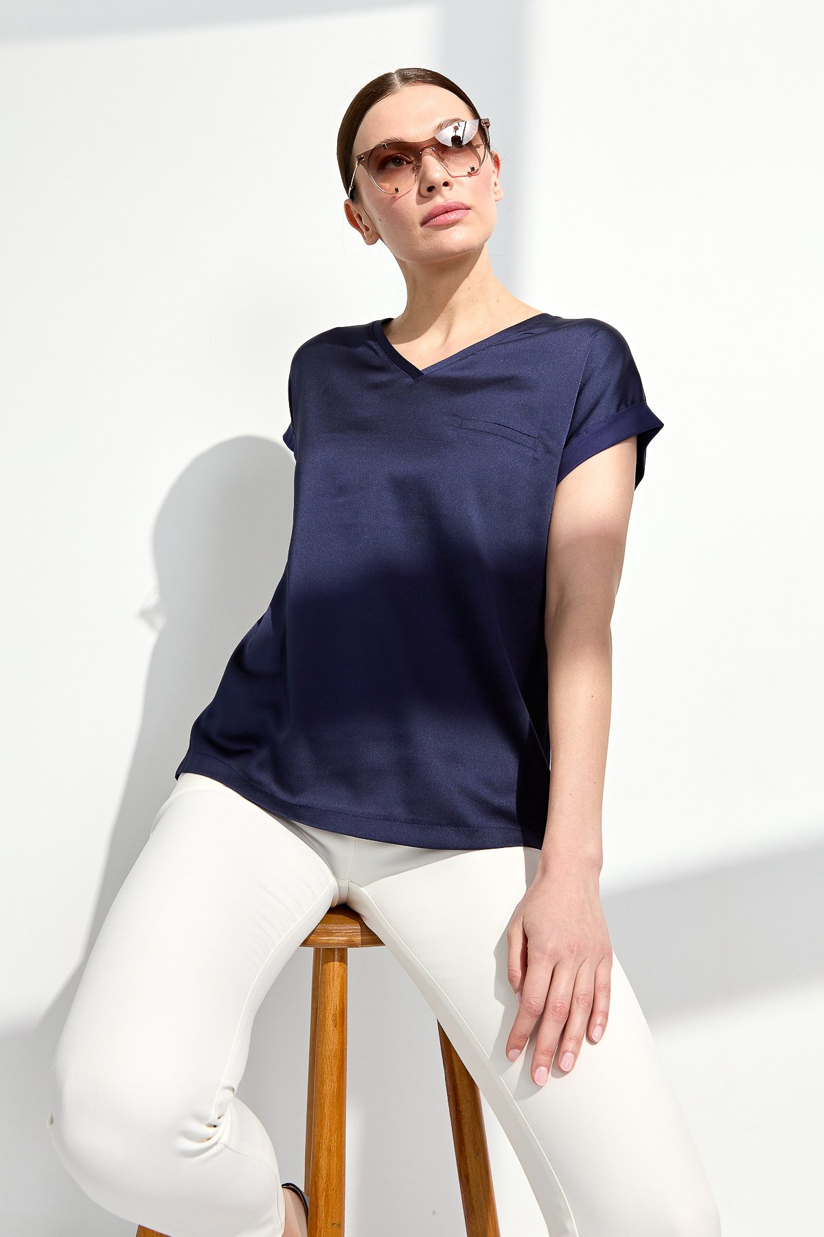 22706Kadın V Yaka Önü Saten Bluz Lacivert
