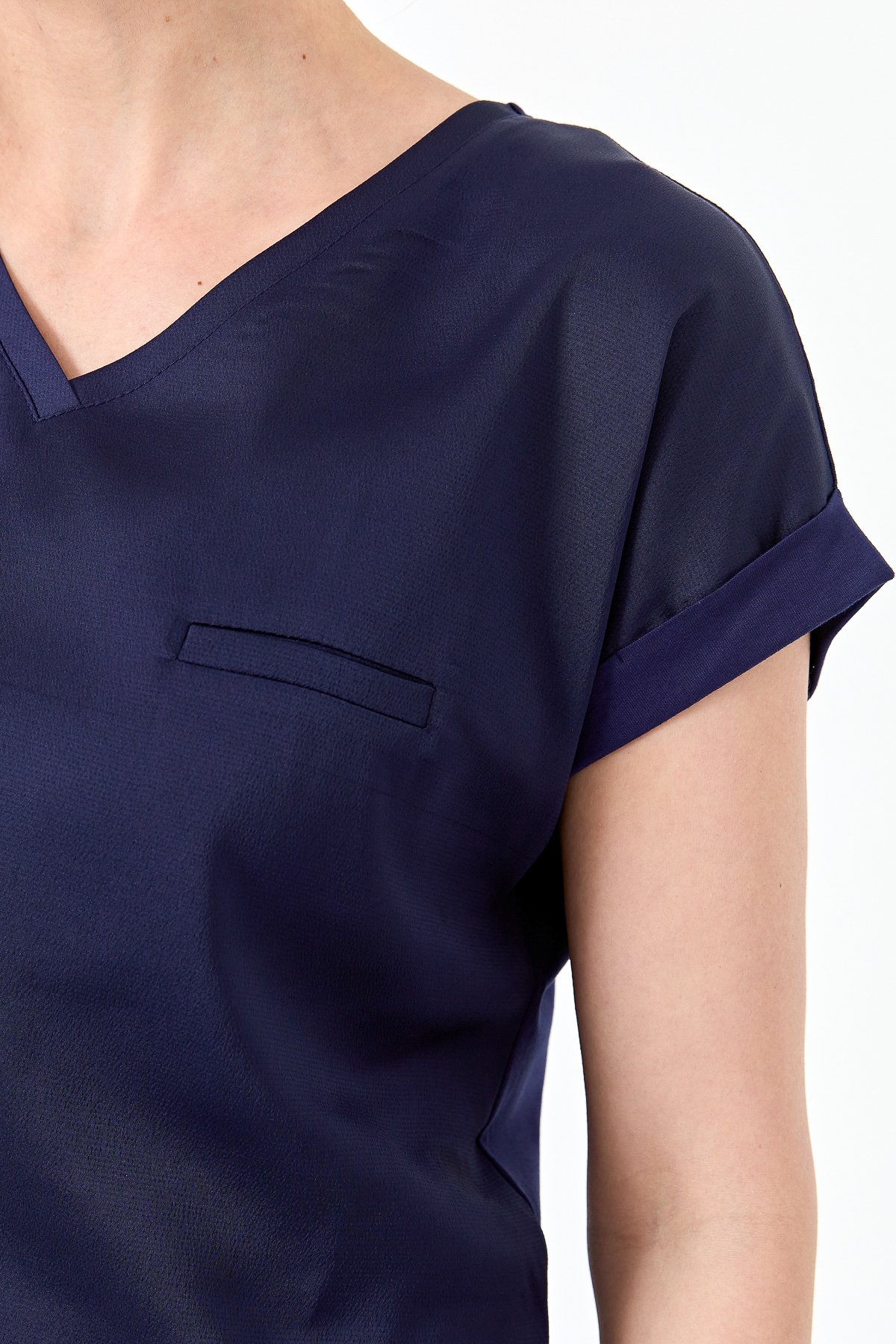 22706Kadın V Yaka Önü Saten Bluz Lacivert