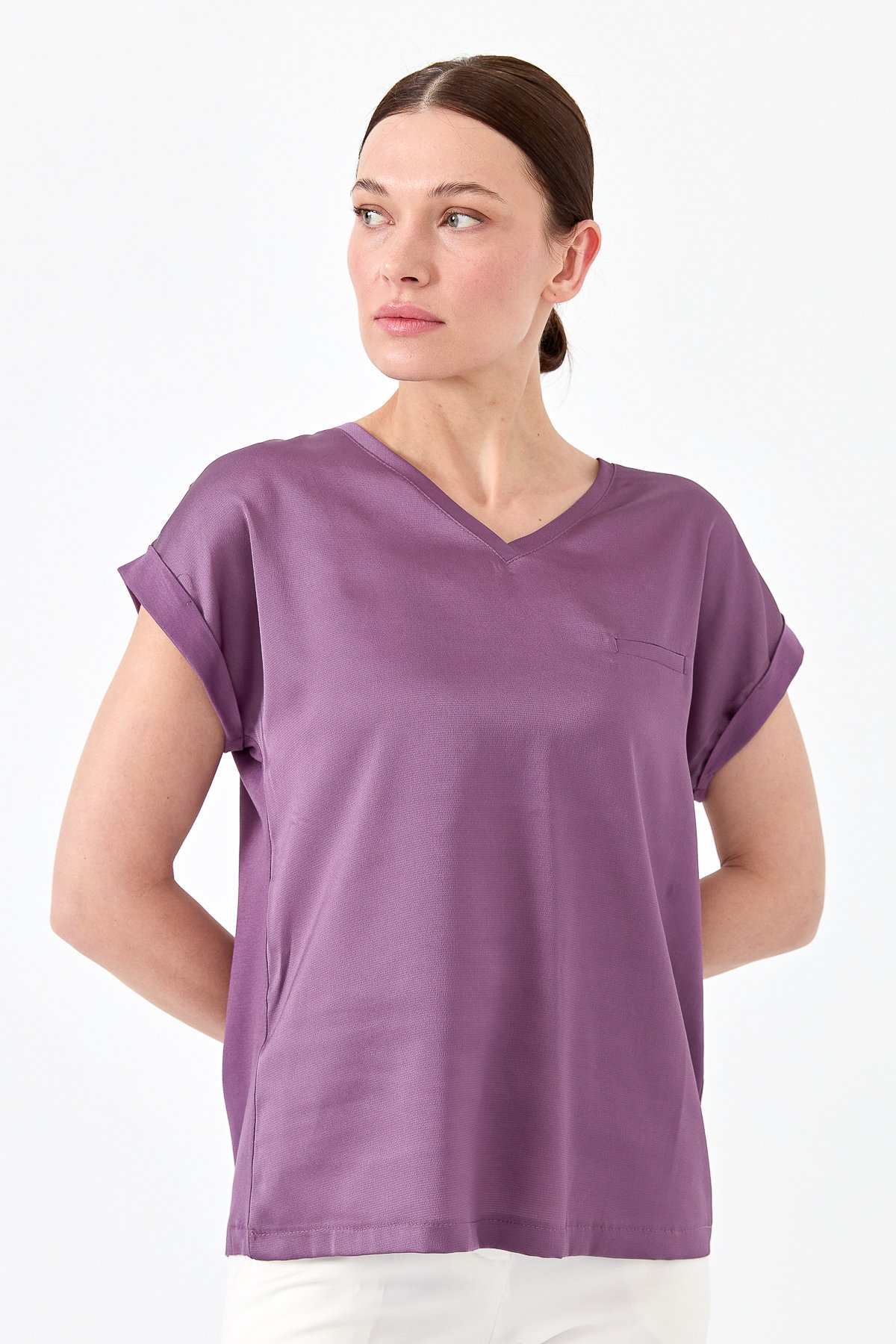 22706Kadın V Yaka Önü Saten Bluz Lavanta