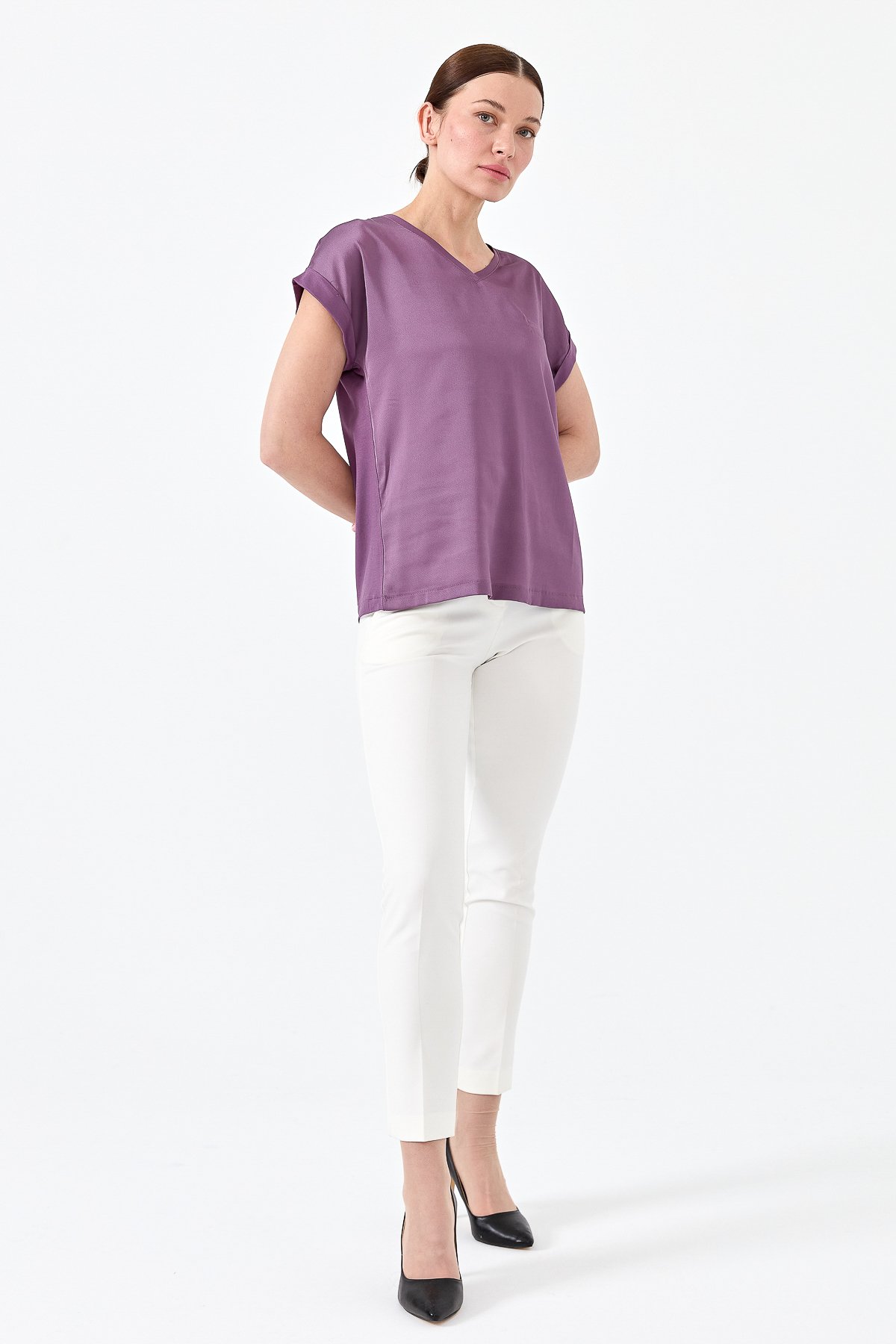 22706Kadın V Yaka Önü Saten Bluz Lavanta