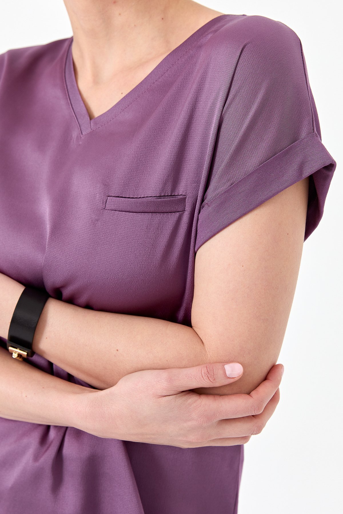 22706Kadın V Yaka Önü Saten Bluz Lavanta