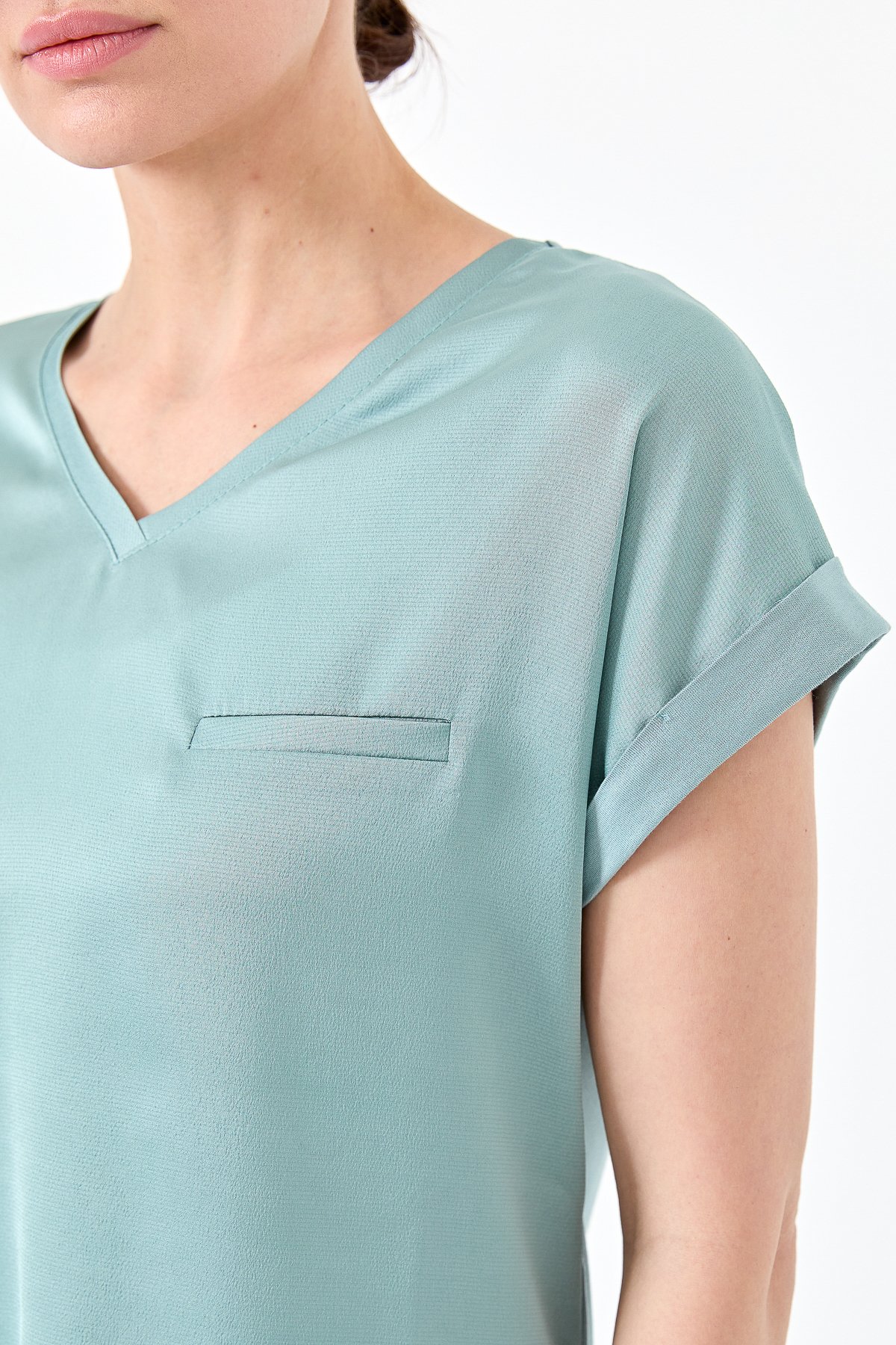 22706Kadın V Yaka Önü Saten Bluz S.Yeşili