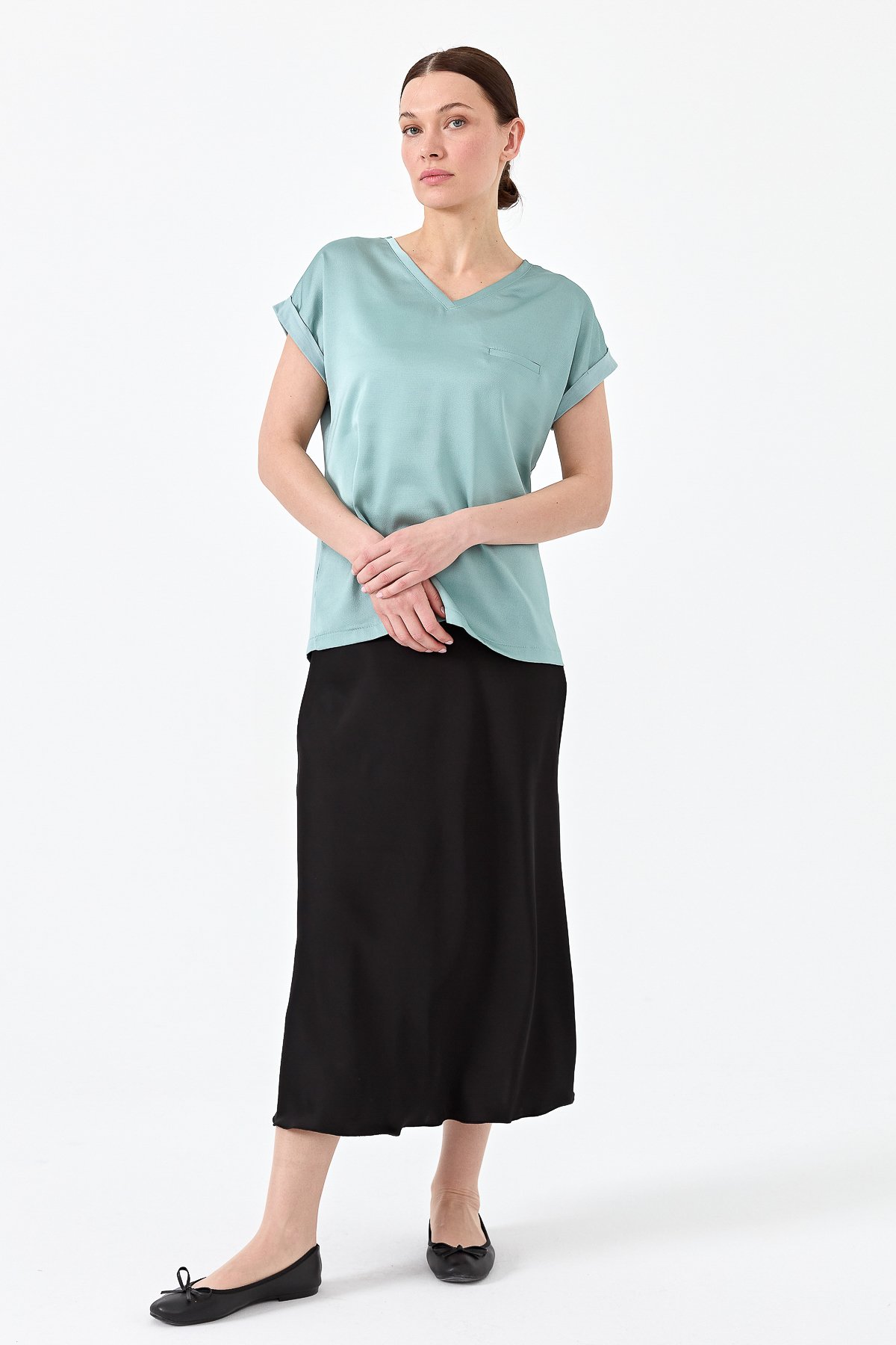 22706Kadın V Yaka Önü Saten Bluz S.Yeşili