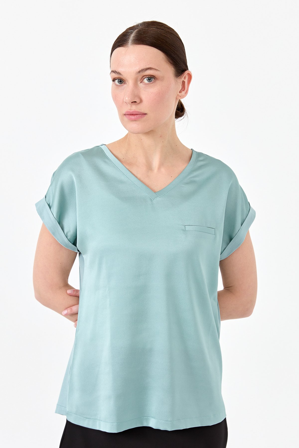 22706Kadın V Yaka Önü Saten Bluz S.Yeşili