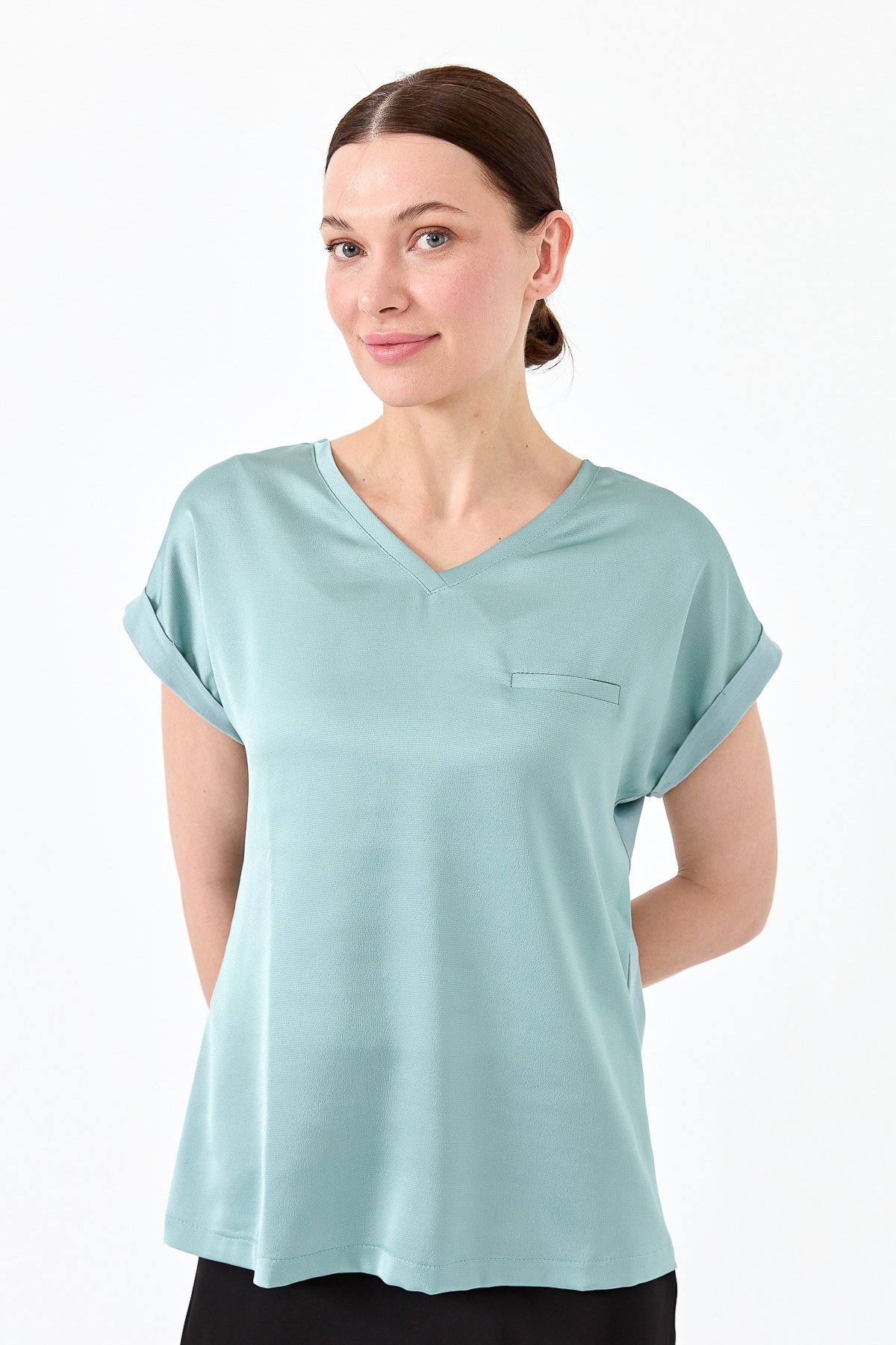 22706Kadın V Yaka Önü Saten Bluz S.Yeşili