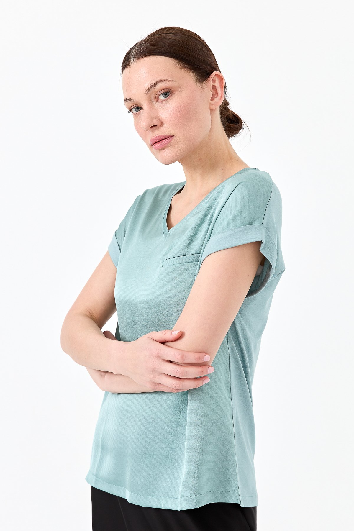 22706Kadın V Yaka Önü Saten Bluz S.Yeşili