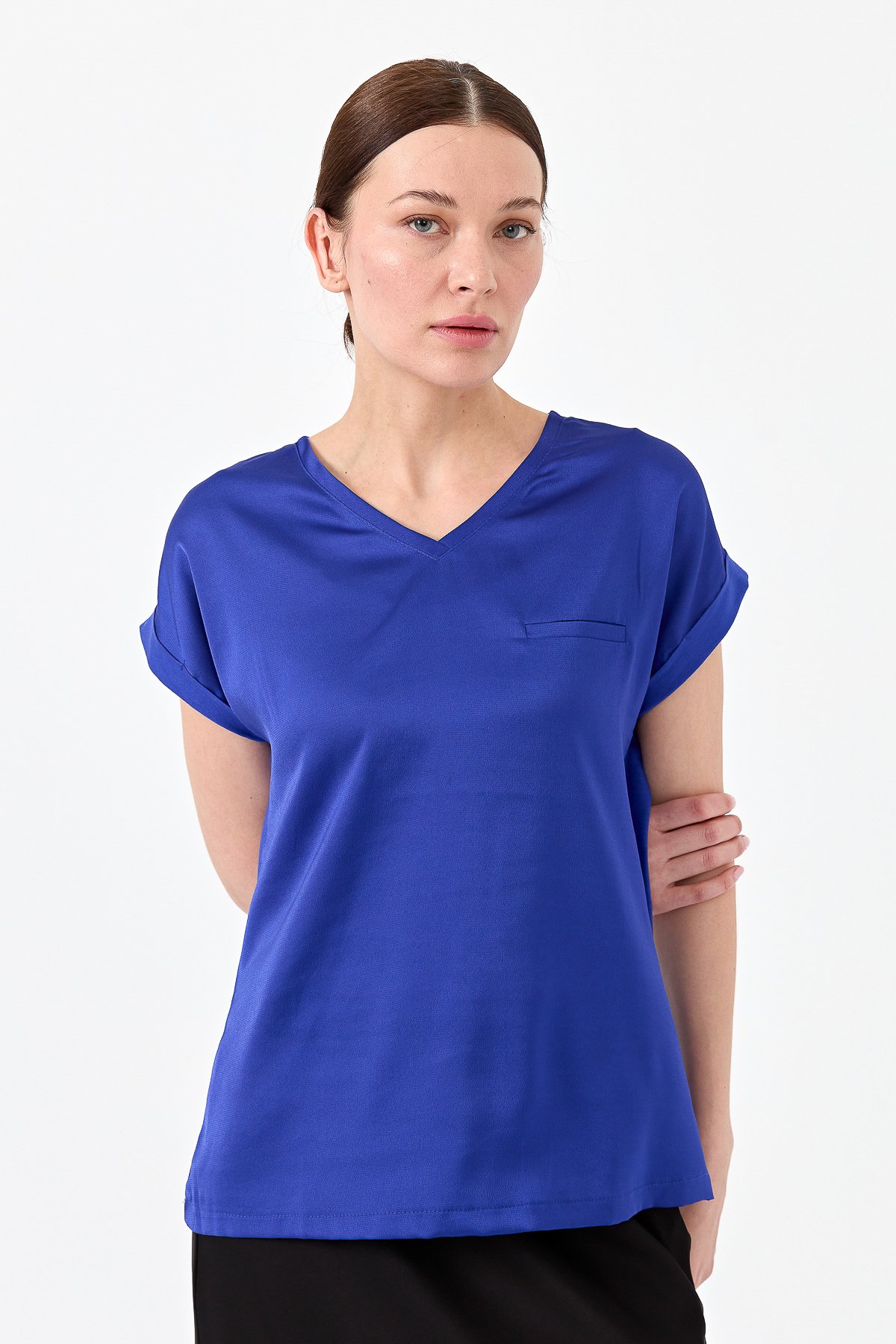 22706Kadın V Yaka Önü Saten Bluz Saks