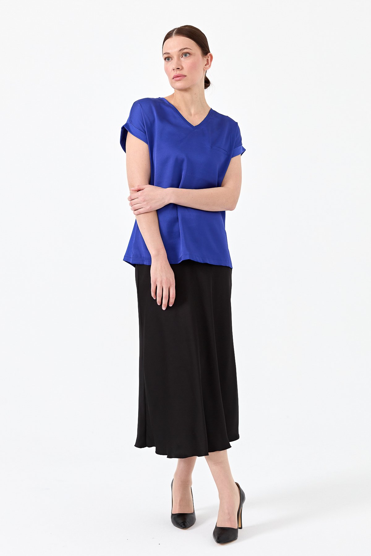 22706Kadın V Yaka Önü Saten Bluz Saks