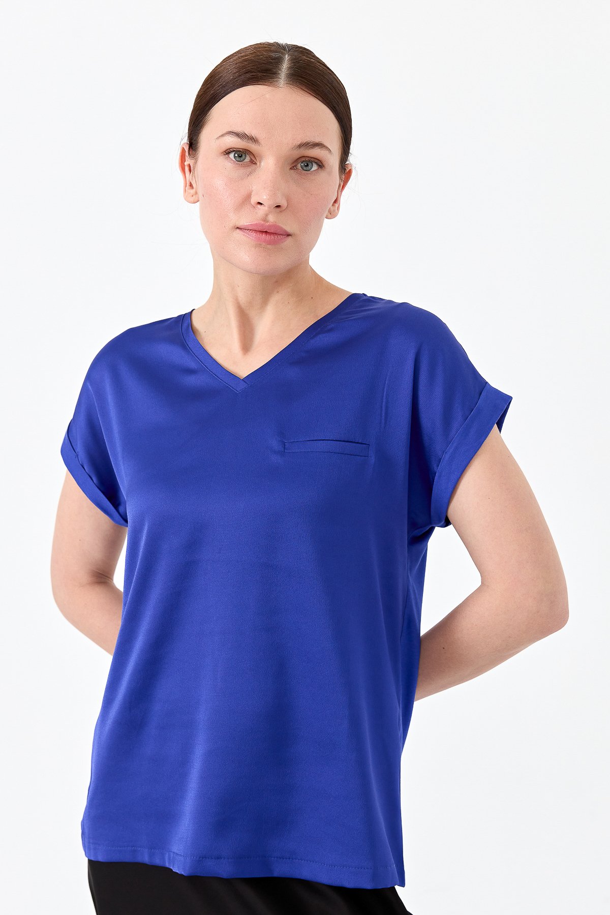 22706Kadın V Yaka Önü Saten Bluz Saks