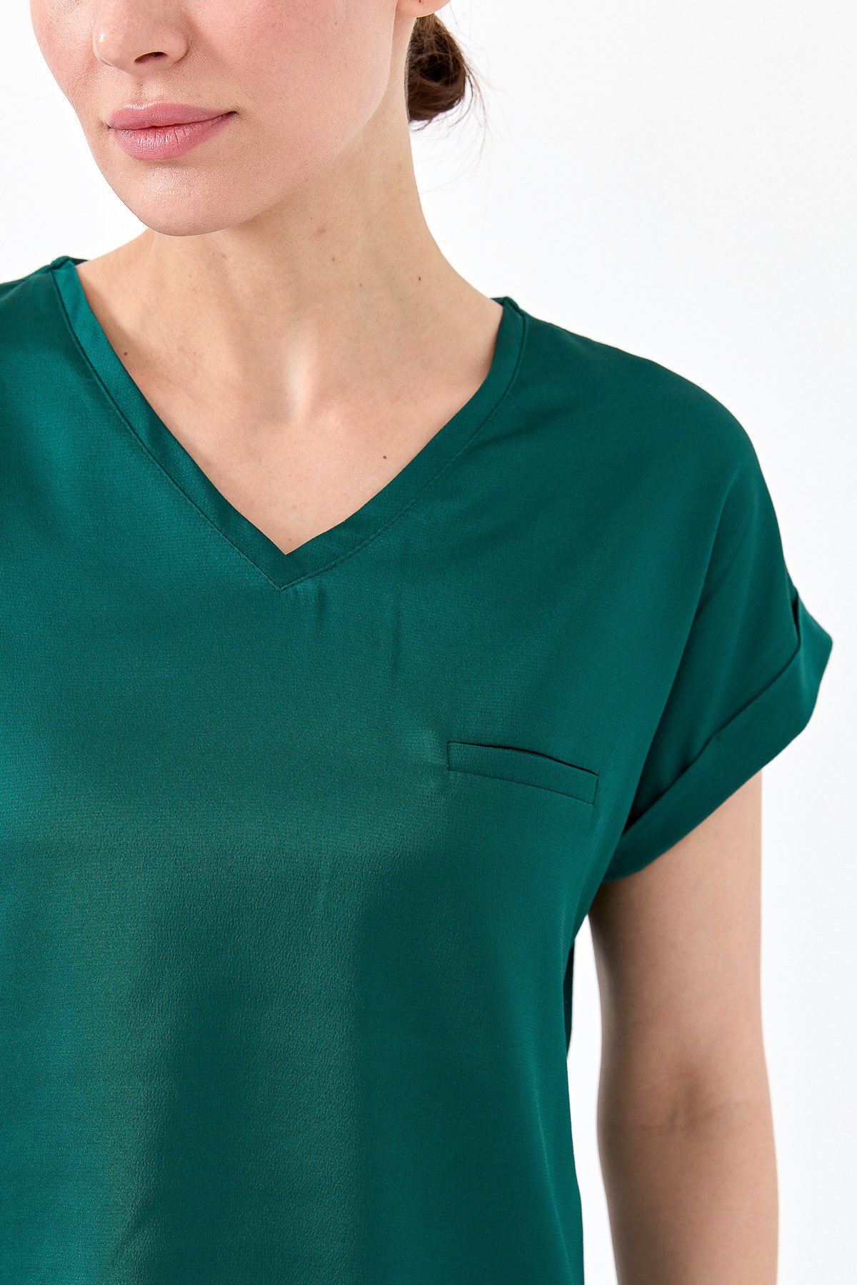 22706Kadın V Yaka Önü Saten Bluz Yeşil