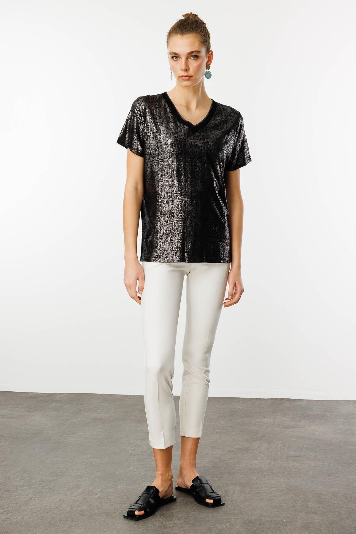 25812Kadın V Yaka Parlak Baskılı Penye T-Shirt Siyah