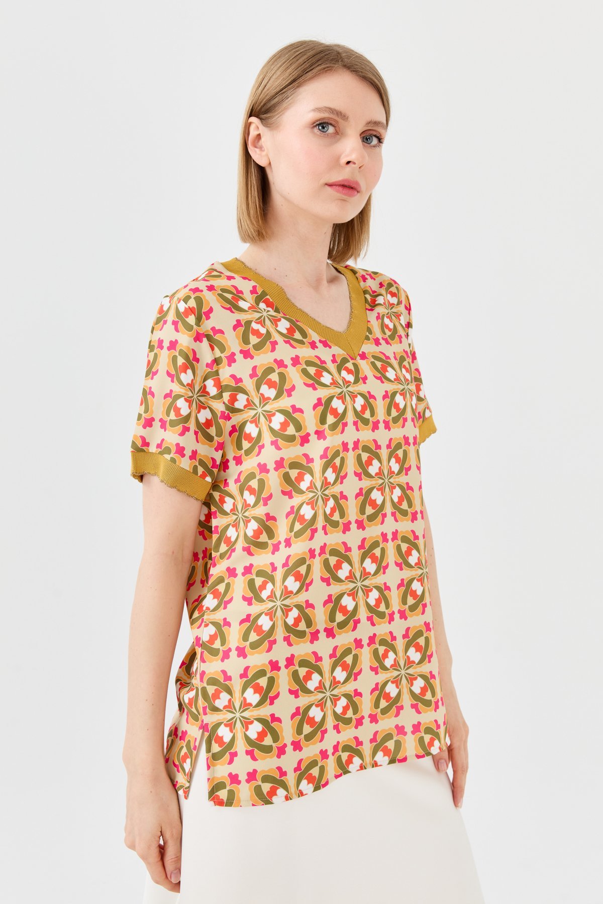 23476Kadın V Yaka Renkli Desenli Penye T-shirt Hardal