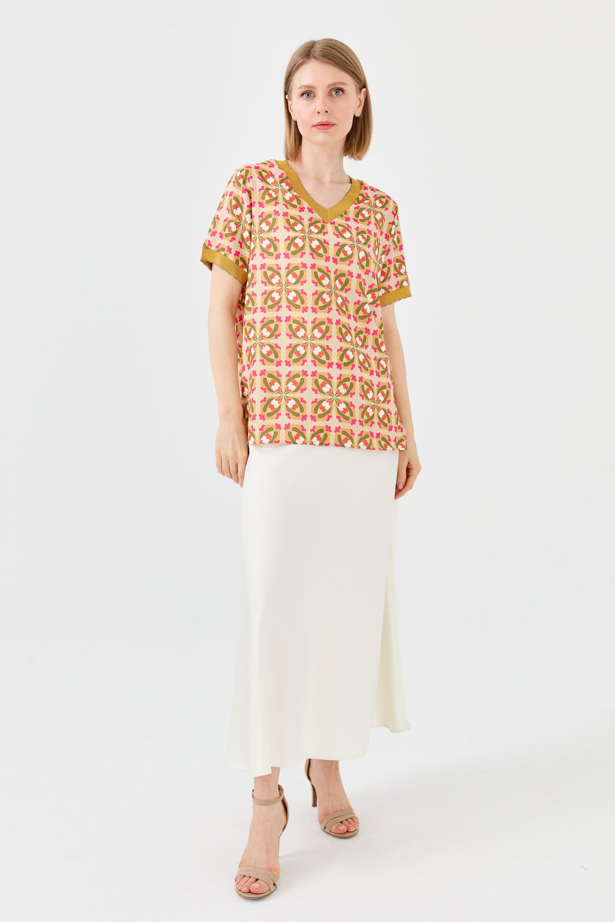 23476Kadın V Yaka Renkli Desenli Penye T-shirt Hardal