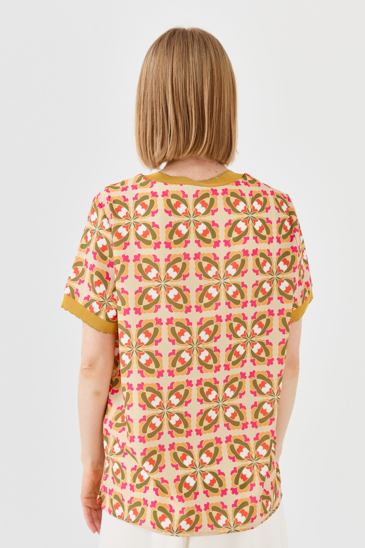 23476Kadın V Yaka Renkli Desenli Penye T-shirt Hardal