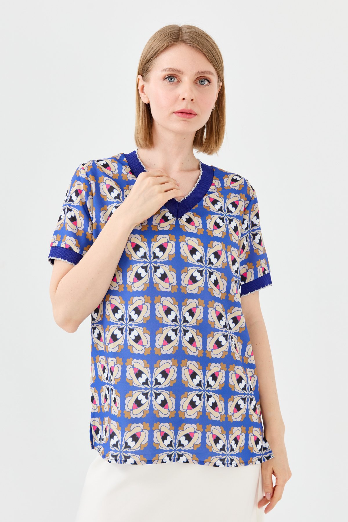 23476Kadın V Yaka Renkli Desenli Penye T-shirt Mavi