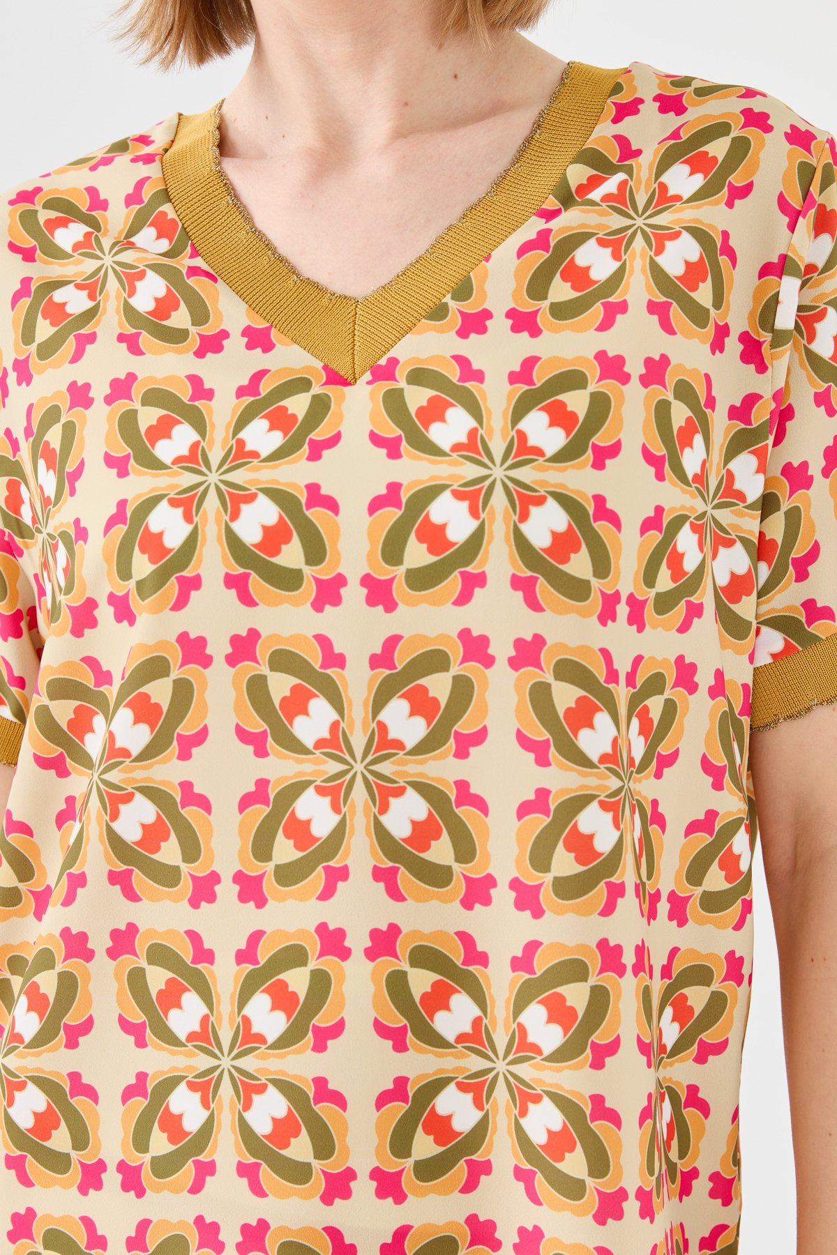 23476Kadın V Yaka Renkli Desenli Penye T-shirt Hardal