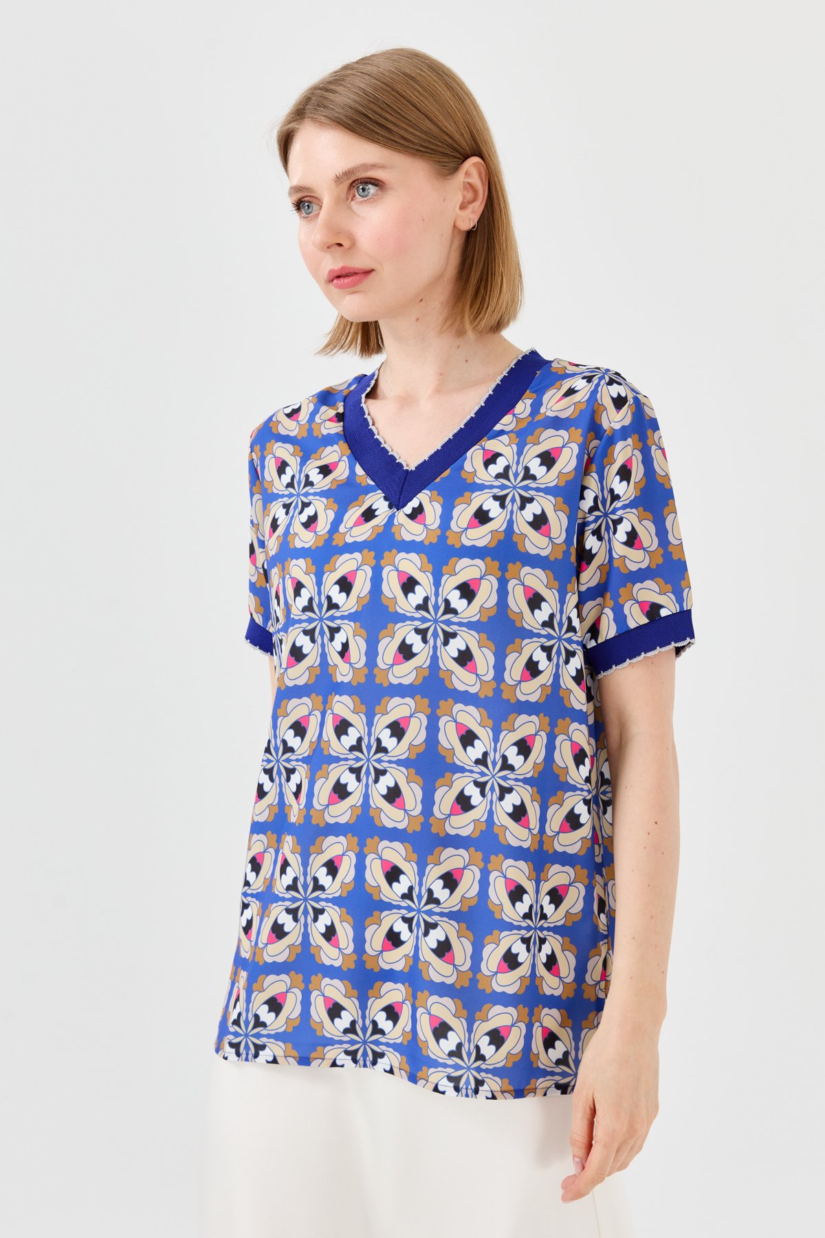 23476Kadın V Yaka Renkli Desenli Penye T-shirt Mavi