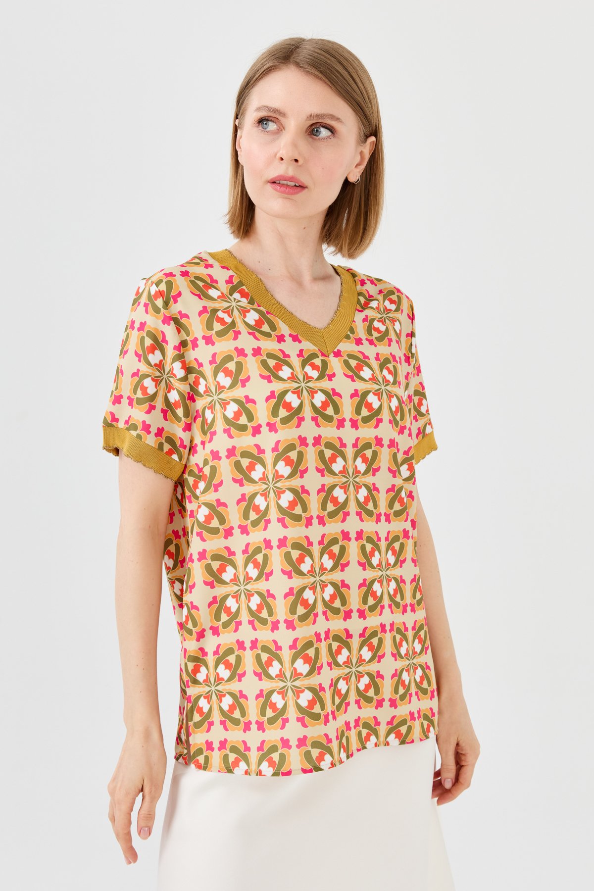 23476Kadın V Yaka Renkli Desenli Penye T-shirt Hardal