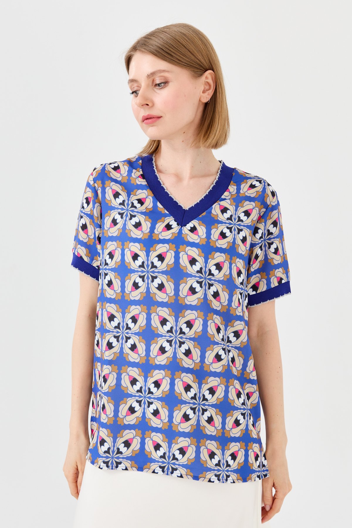 23476Kadın V Yaka Renkli Desenli Penye T-shirt Mavi