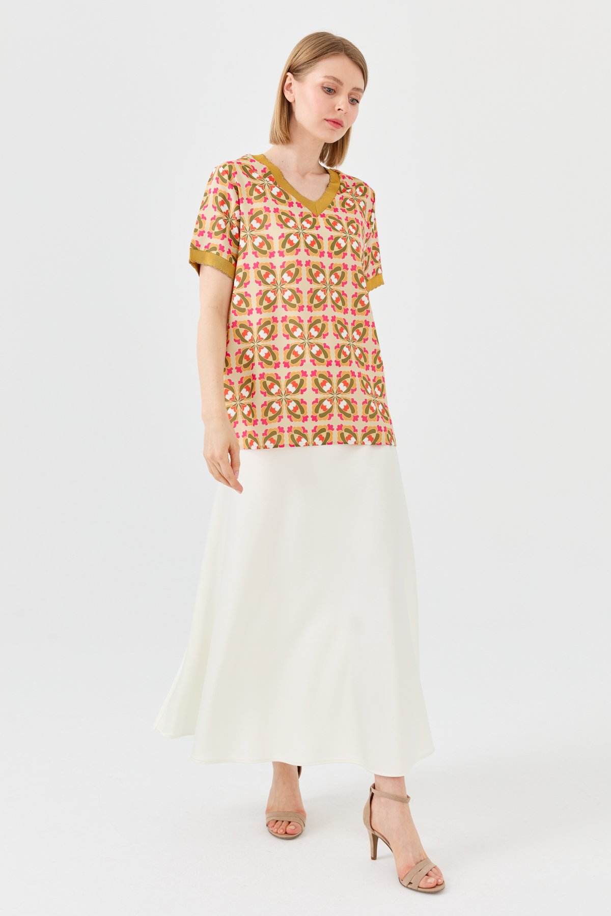 23476Kadın V Yaka Renkli Desenli Penye T-shirt Hardal