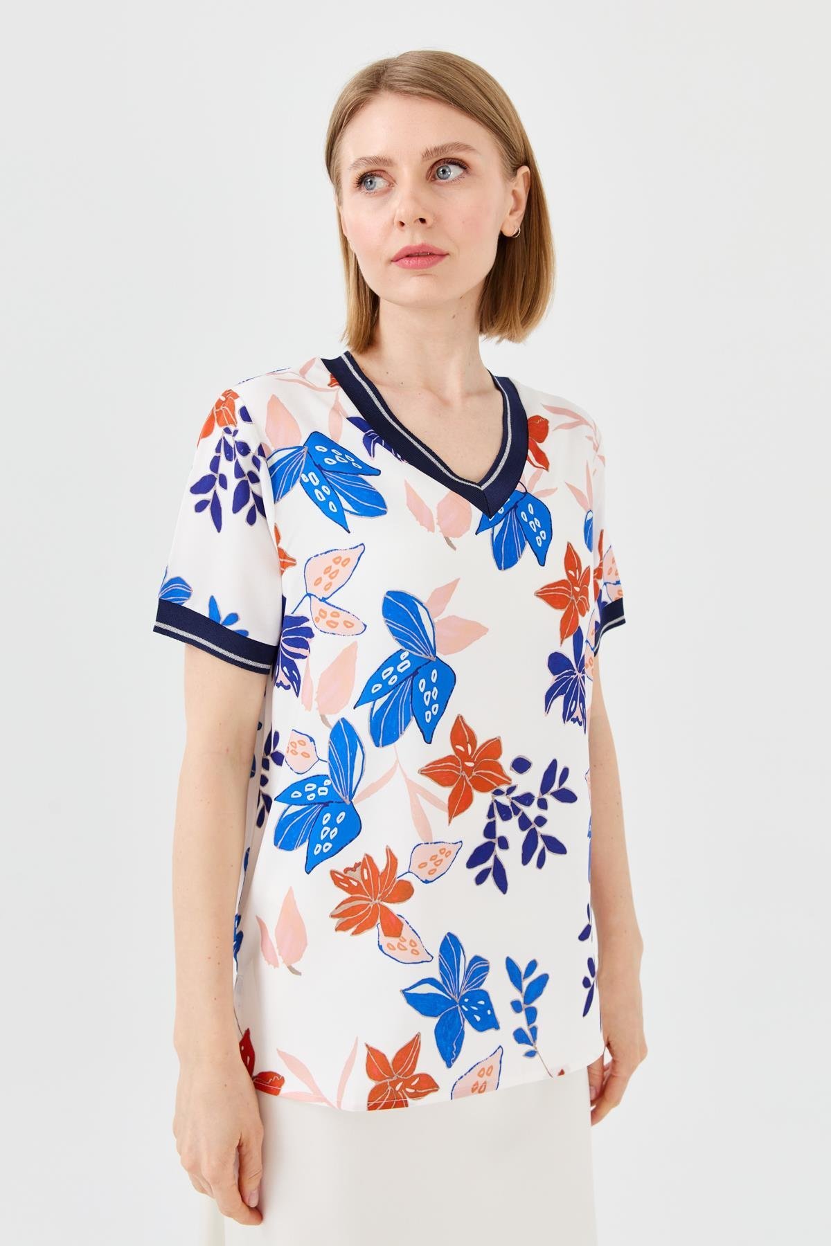 23476Kadın V Yaka Renkli Desenli Penye T-shirt Lacivert
