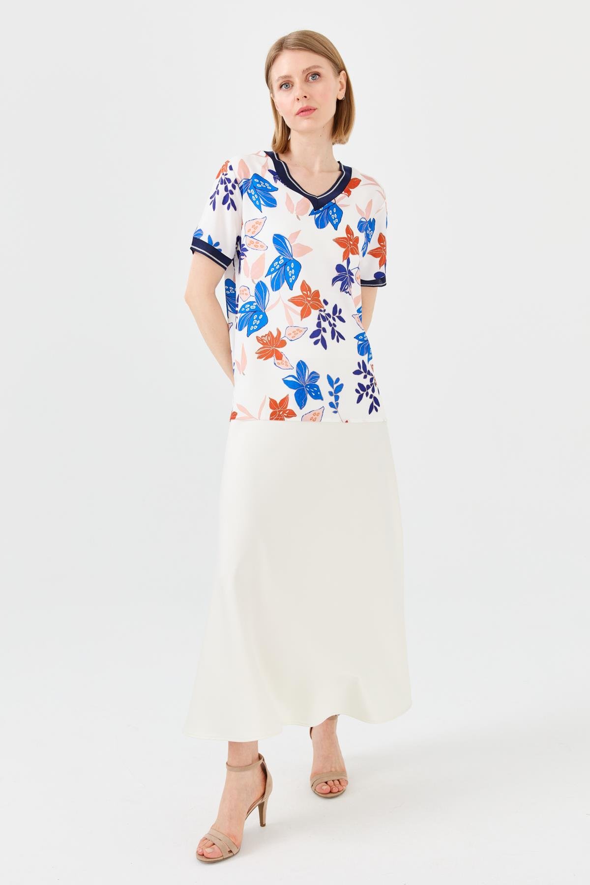 23476Kadın V Yaka Renkli Desenli Penye T-shirt Lacivert