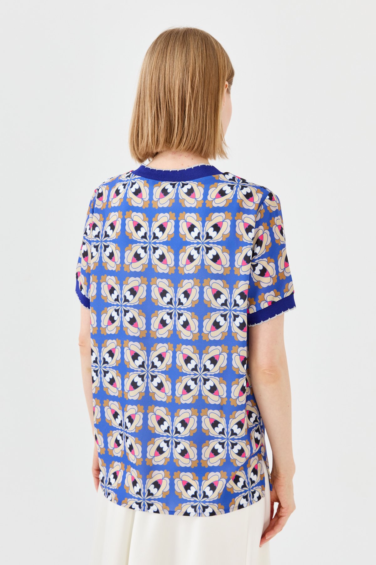 23476Kadın V Yaka Renkli Desenli Penye T-shirt Mavi