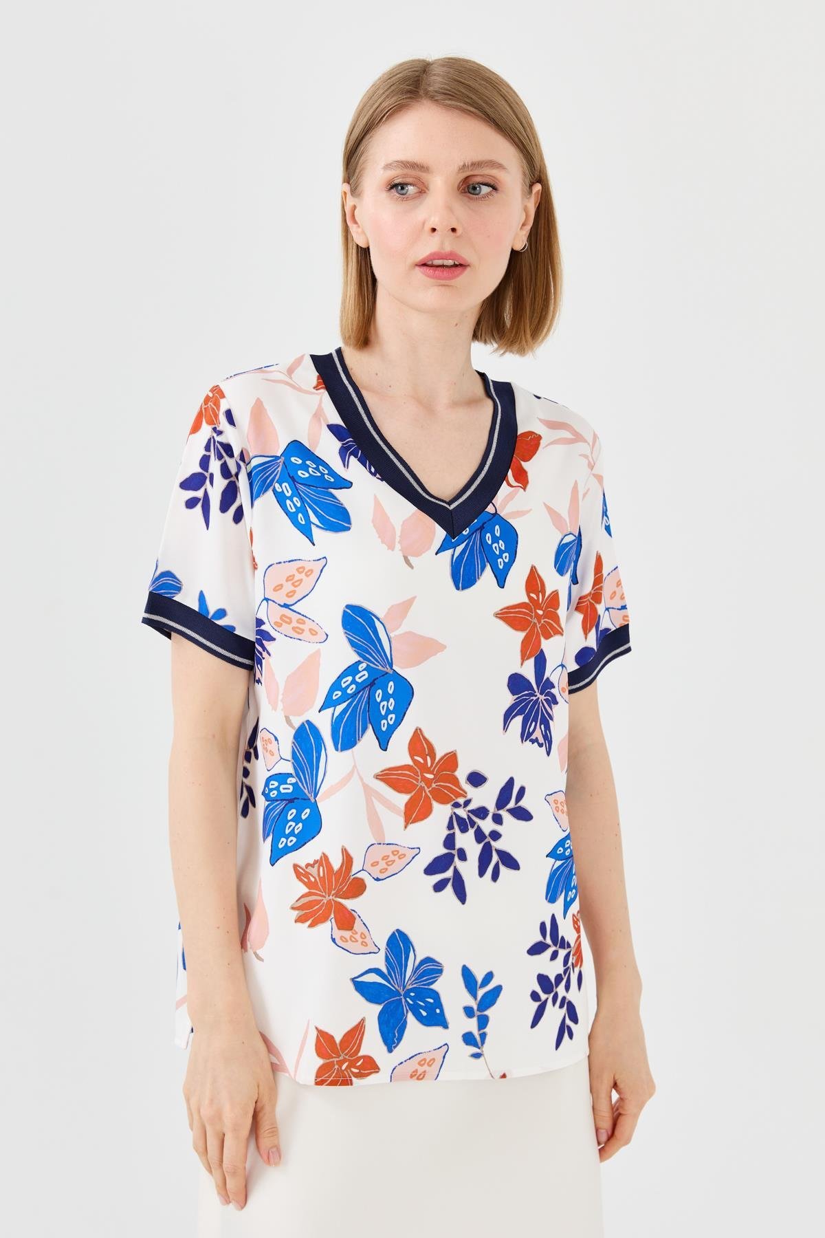 23476Kadın V Yaka Renkli Desenli Penye T-shirt Lacivert