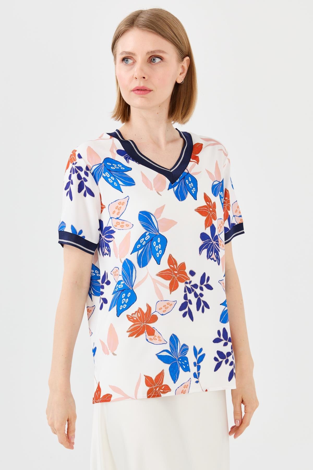 23476Kadın V Yaka Renkli Desenli Penye T-shirt Lacivert