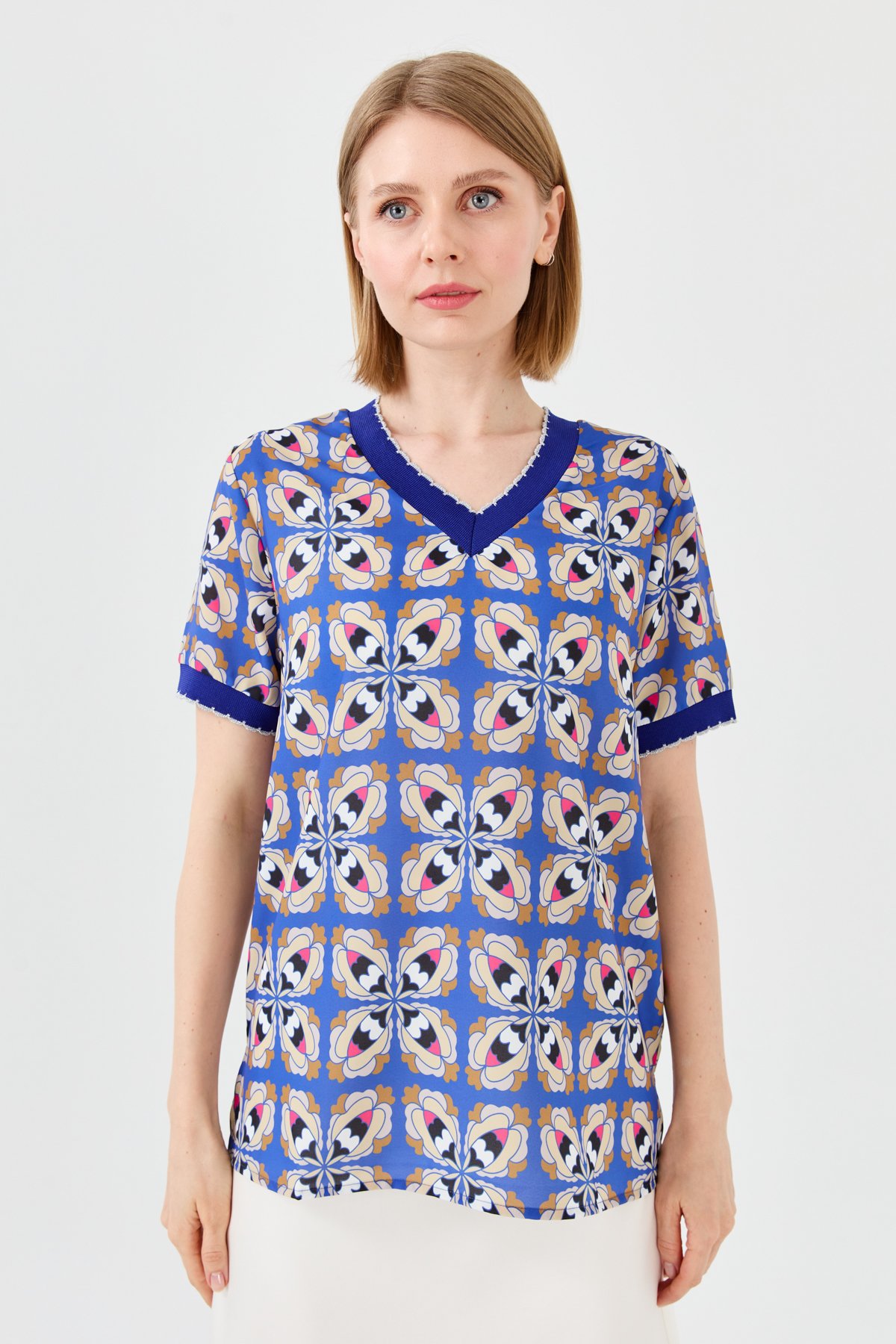 23476Kadın V Yaka Renkli Desenli Penye T-shirt Mavi