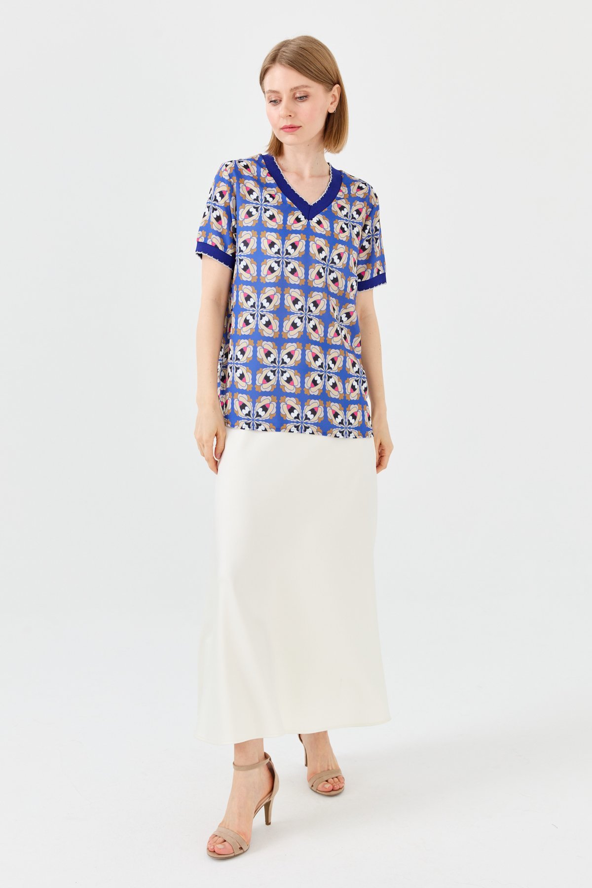 23476Kadın V Yaka Renkli Desenli Penye T-shirt Mavi