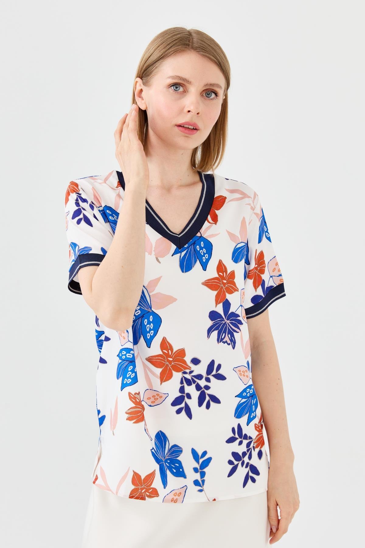 23476Kadın V Yaka Renkli Desenli Penye T-shirt Lacivert