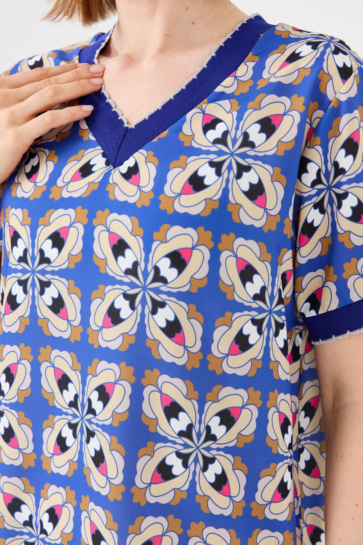 23476Kadın V Yaka Renkli Desenli Penye T-shirt Mavi