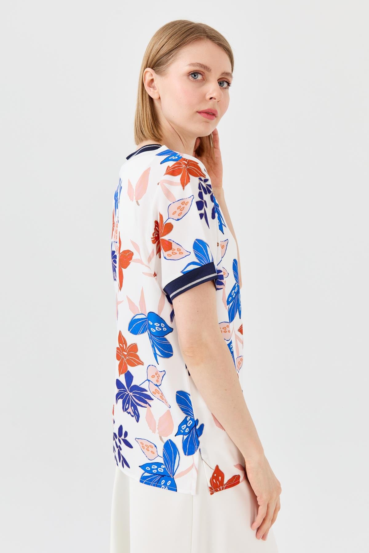 23476Kadın V Yaka Renkli Desenli Penye T-shirt Lacivert