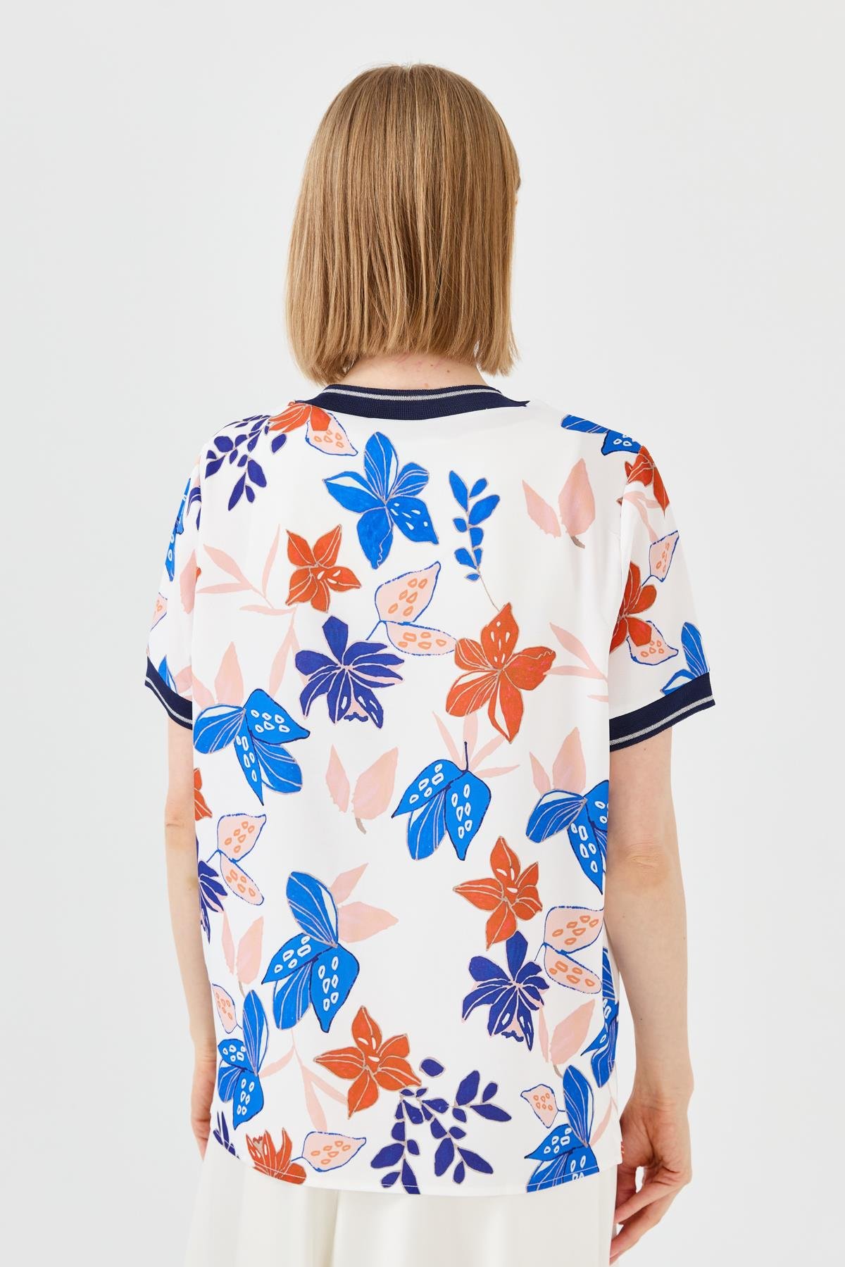 23476Kadın V Yaka Renkli Desenli Penye T-shirt Lacivert