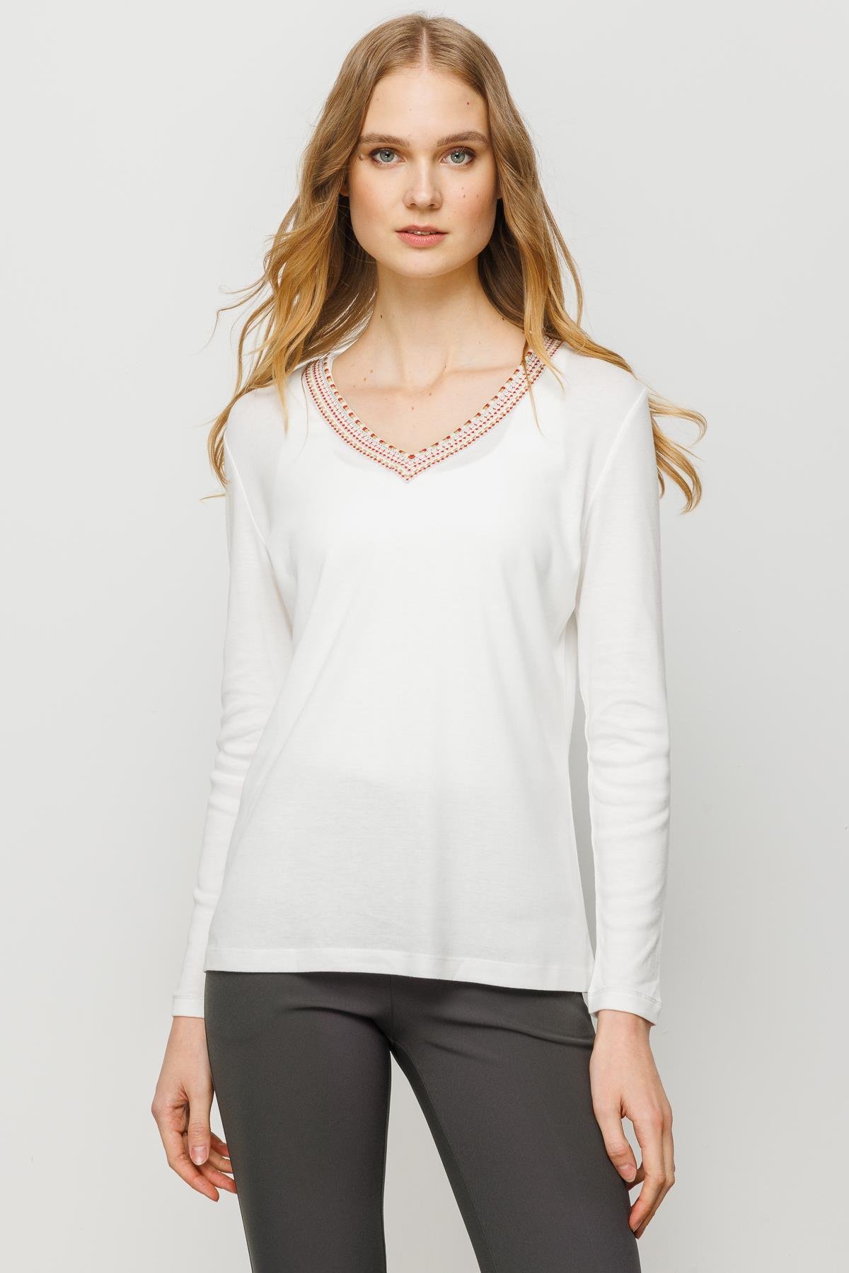 23488Kadın V Yaka Renkli Nakışlı Penye Bluz Ekru
