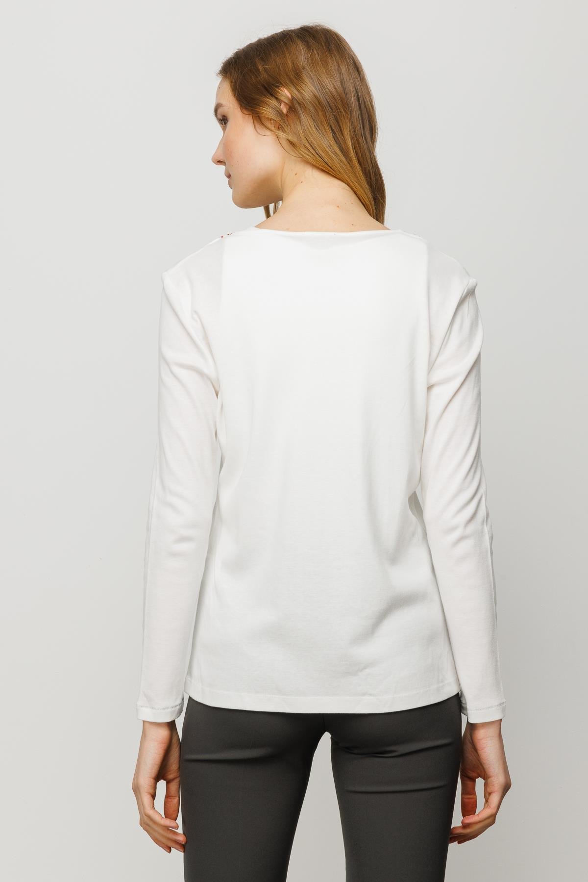 23488Kadın V Yaka Renkli Nakışlı Penye Bluz Ekru