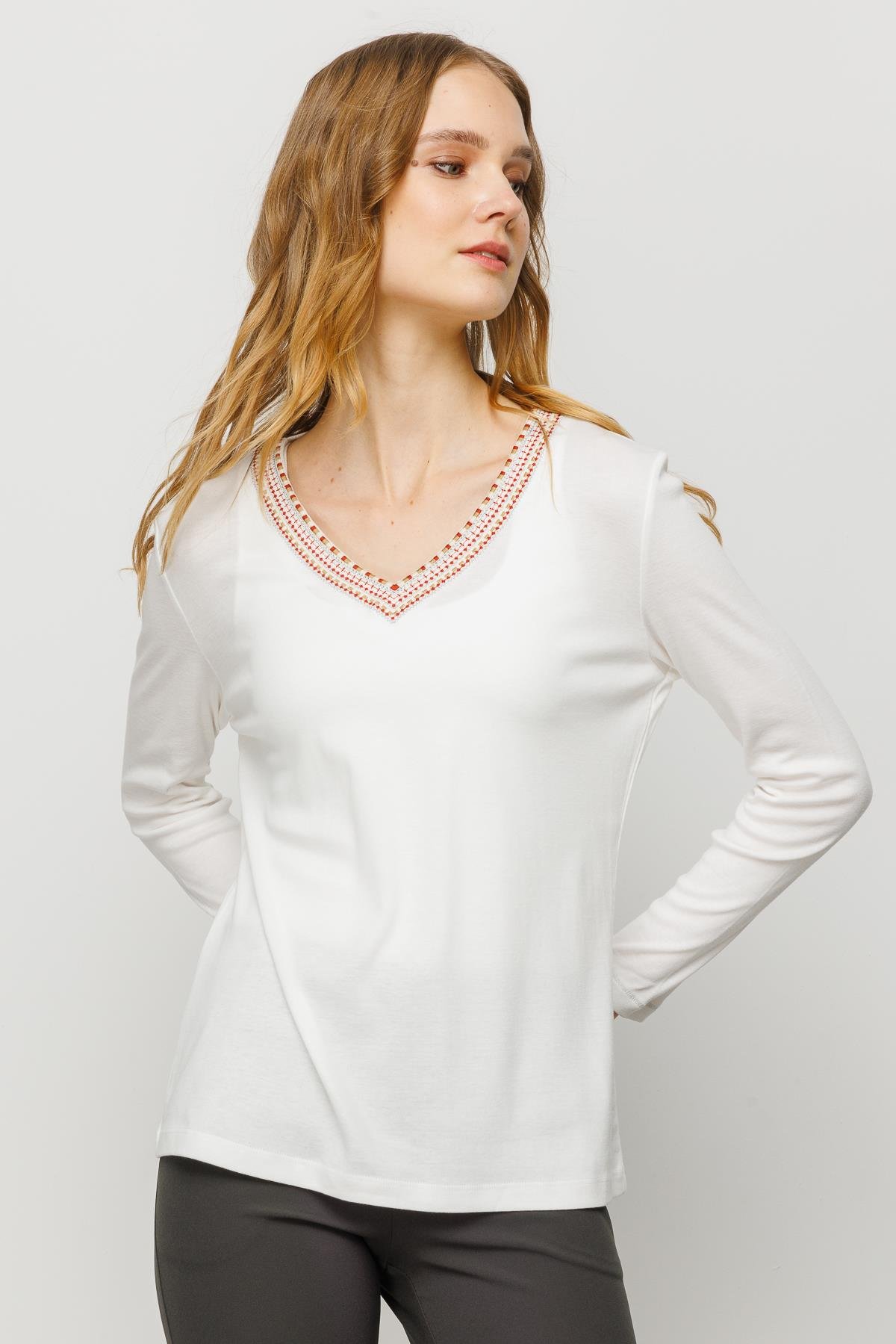 23488Kadın V Yaka Renkli Nakışlı Penye Bluz Ekru