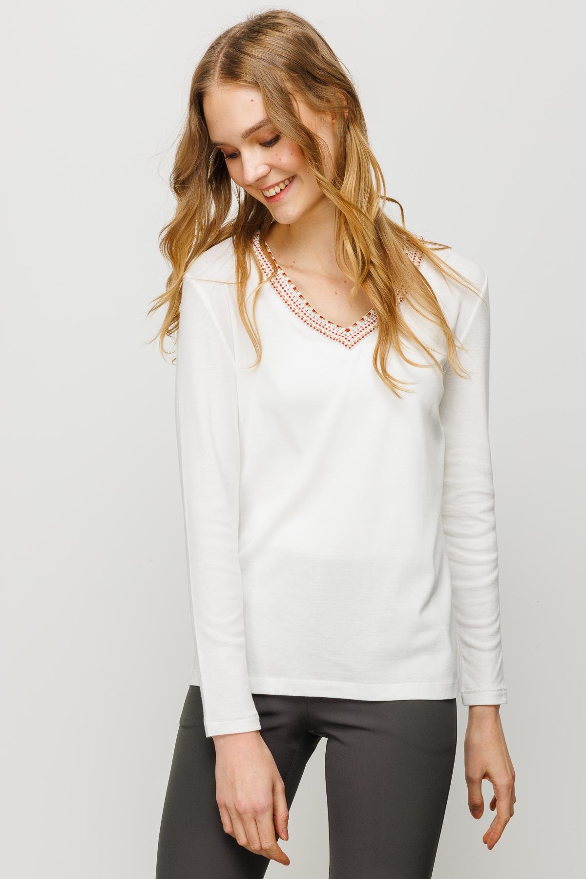 23488Kadın V Yaka Renkli Nakışlı Penye Bluz Ekru