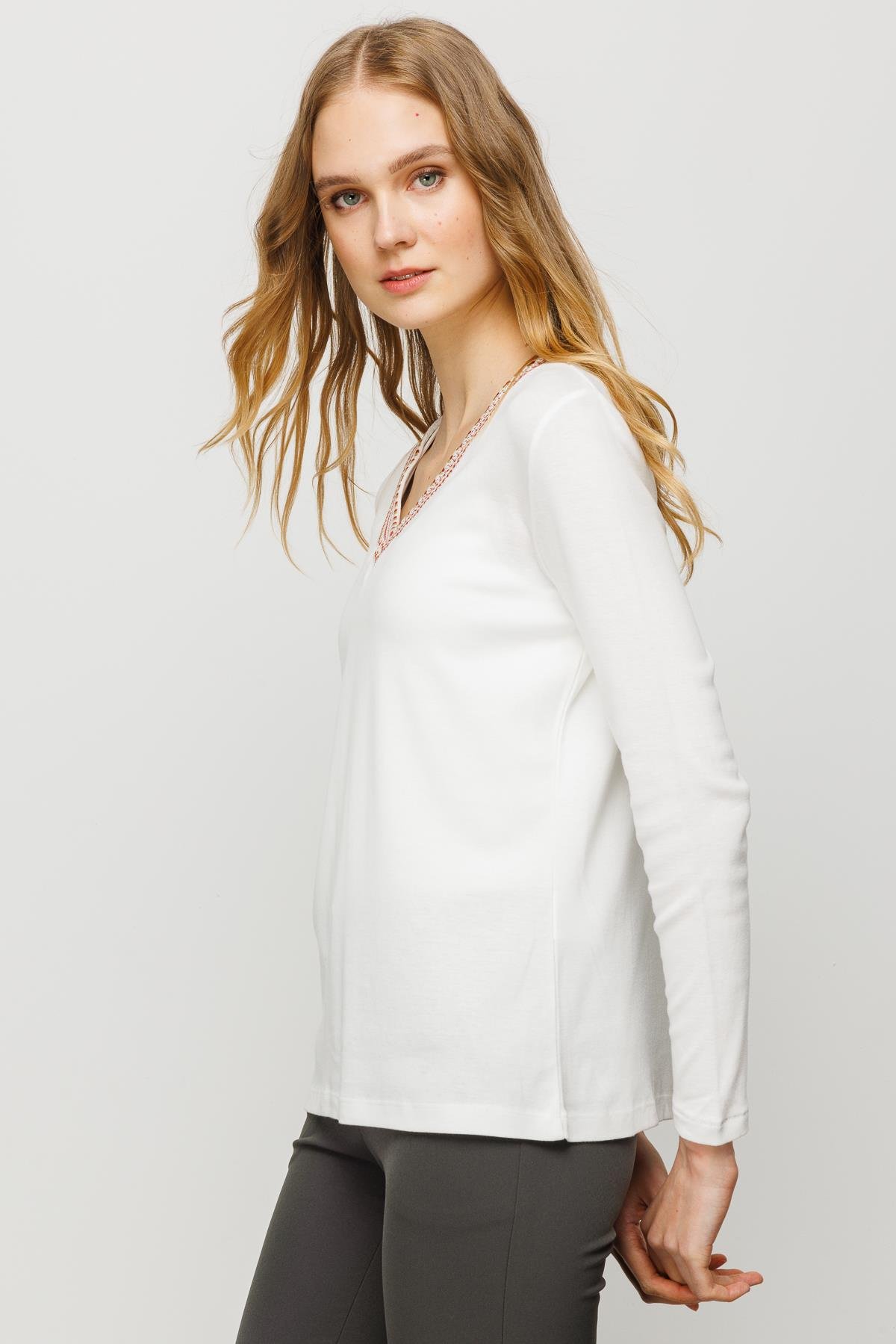 23488Kadın V Yaka Renkli Nakışlı Penye Bluz Ekru