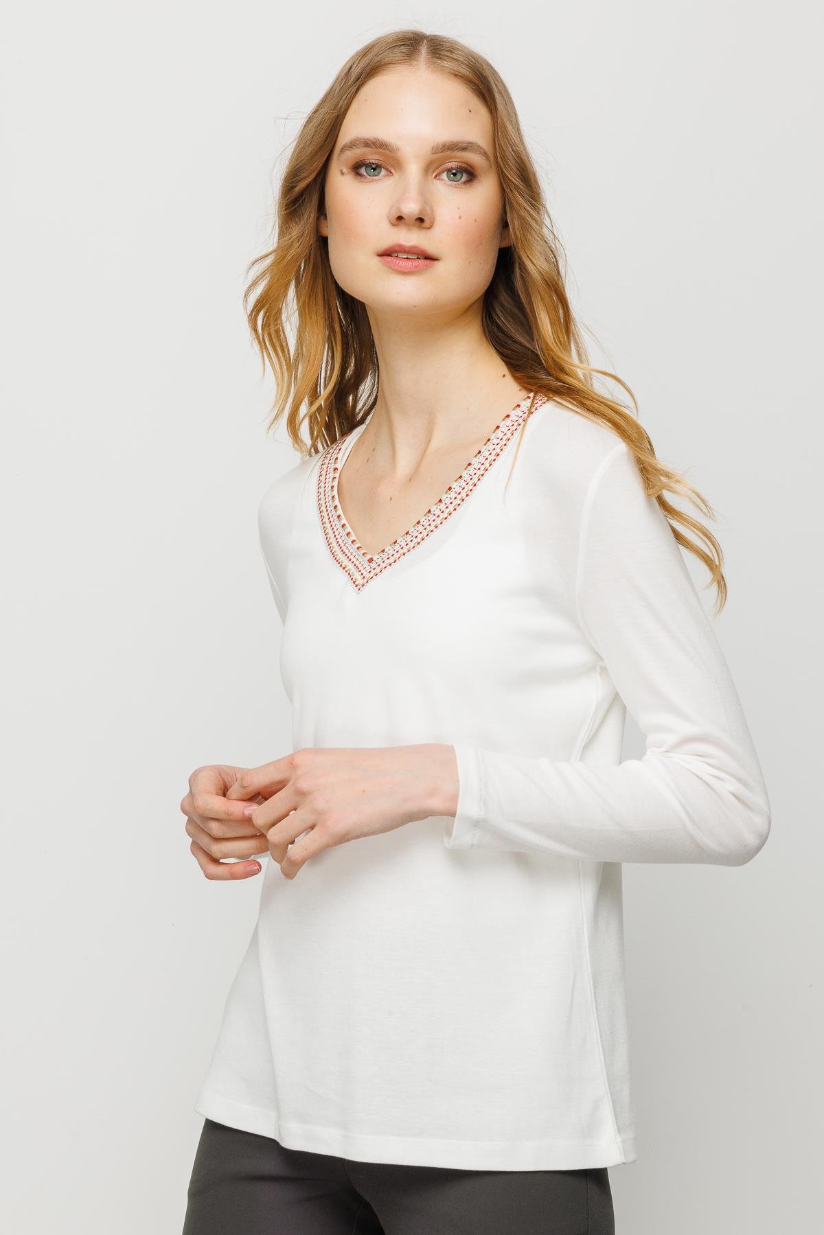 23488Kadın V Yaka Renkli Nakışlı Penye Bluz Ekru