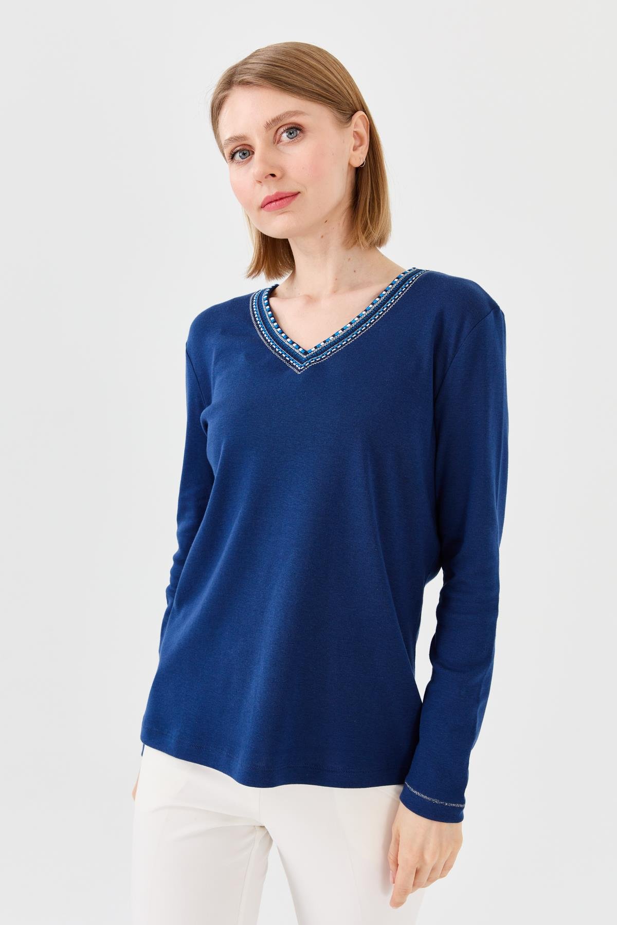 23488Kadın V Yaka Renkli Nakışlı Penye Bluz Lacivert