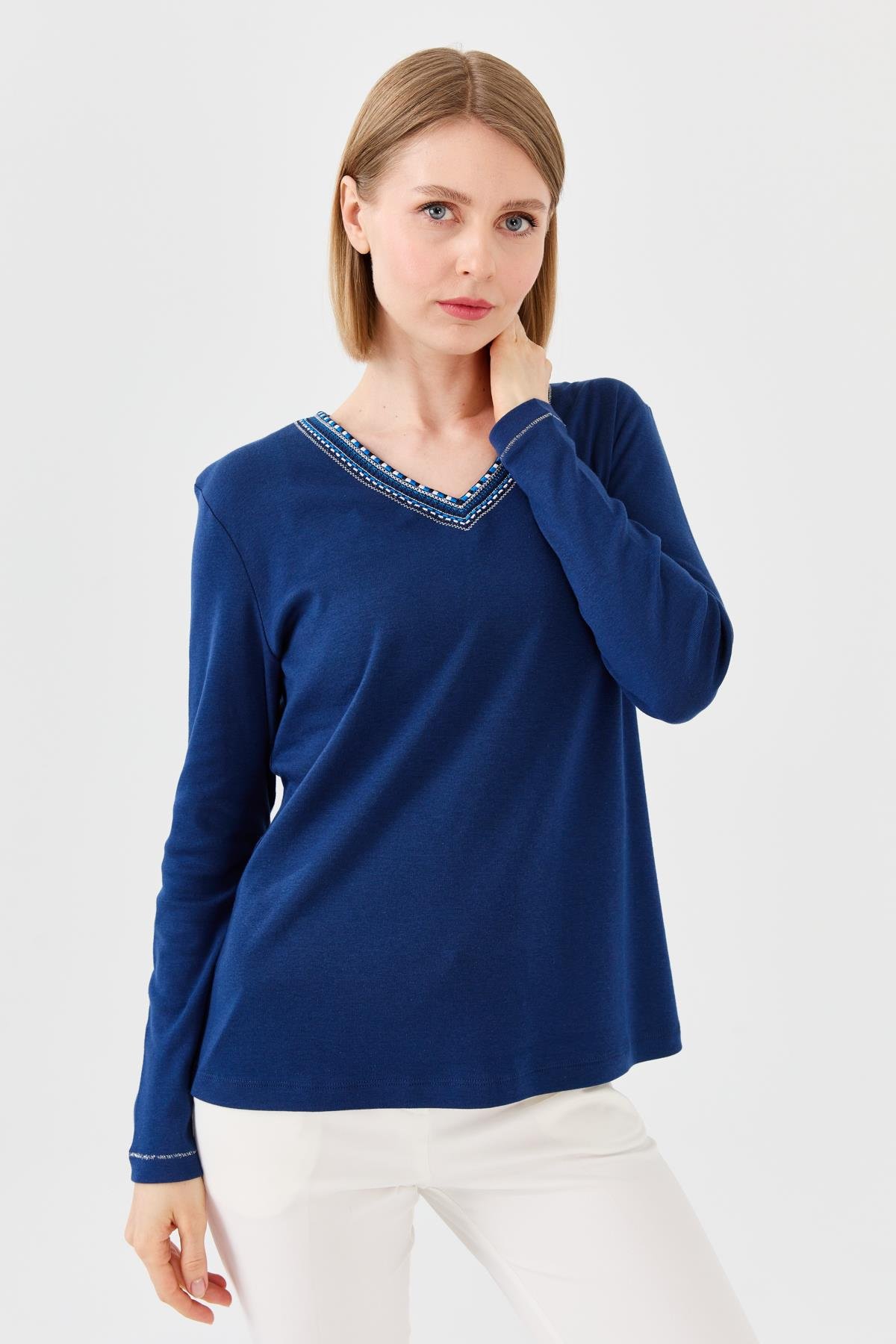23488Kadın V Yaka Renkli Nakışlı Penye Bluz Lacivert