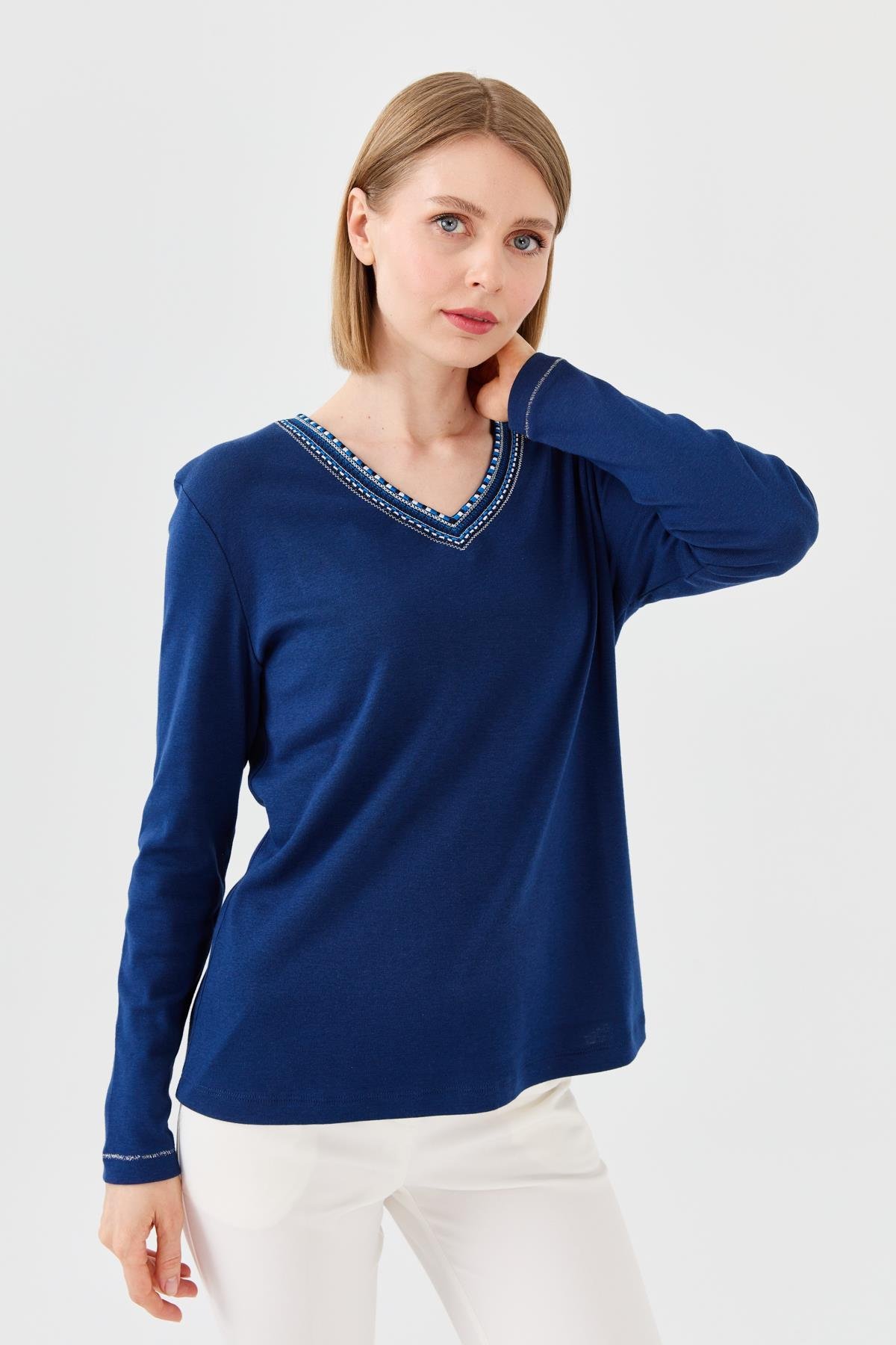 23488Kadın V Yaka Renkli Nakışlı Penye Bluz Lacivert