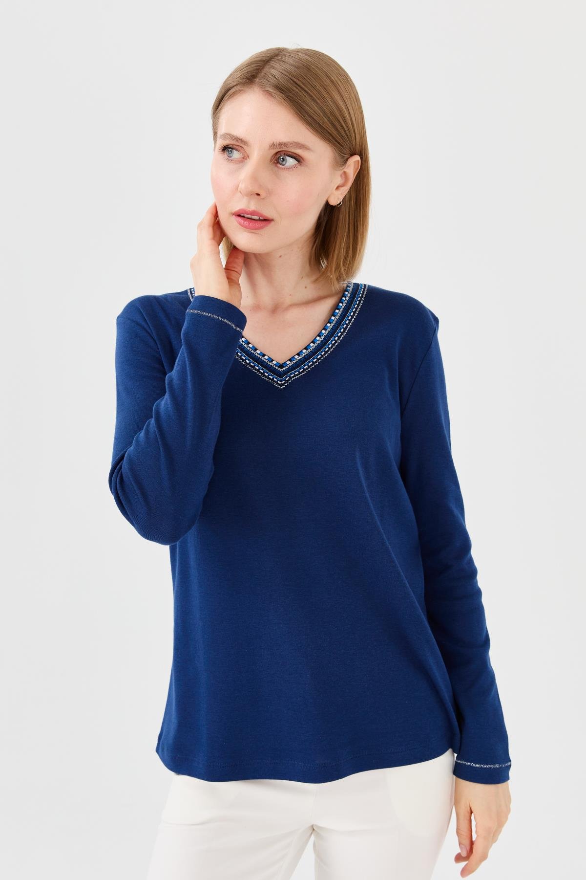 23488Kadın V Yaka Renkli Nakışlı Penye Bluz Lacivert