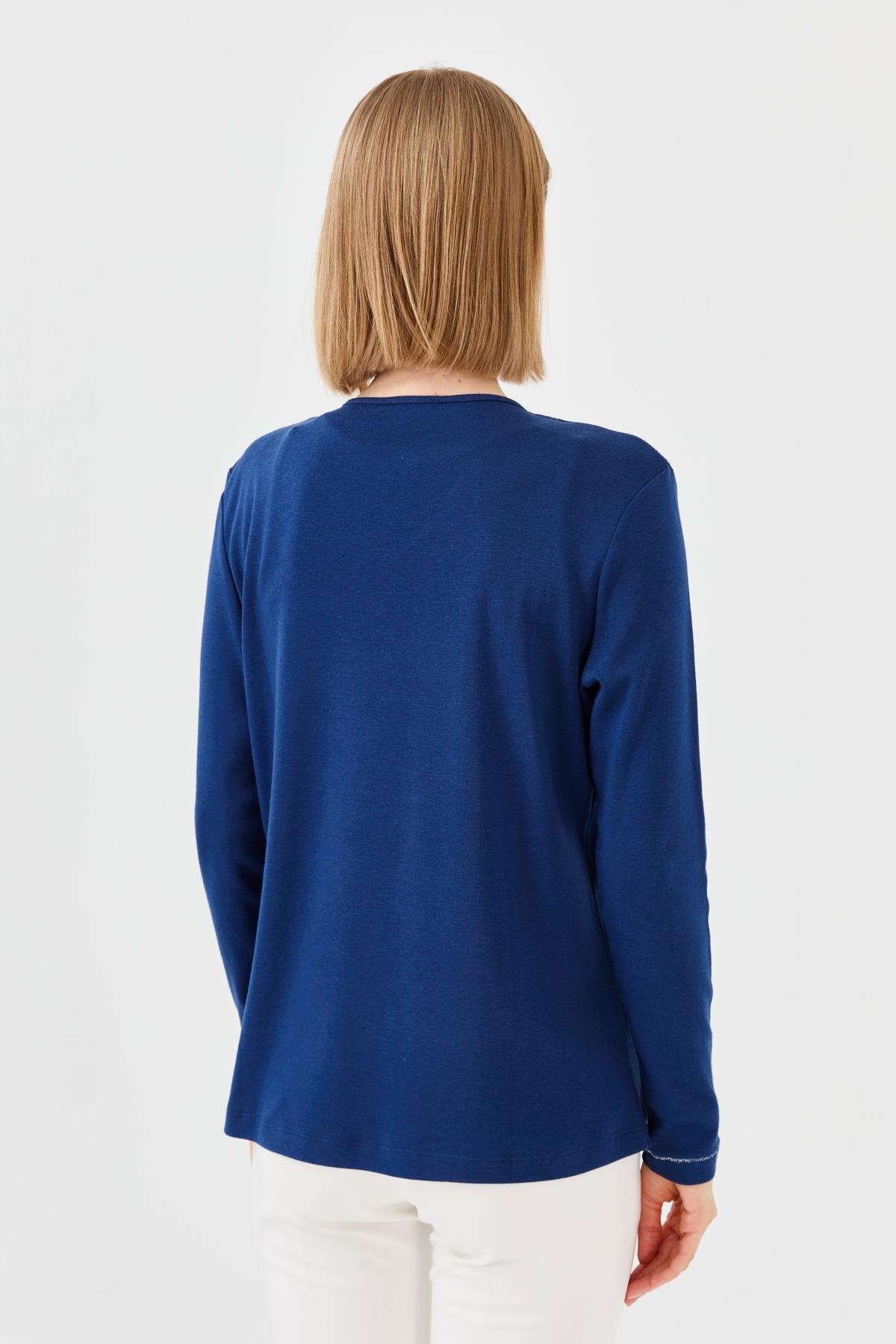 23488Kadın V Yaka Renkli Nakışlı Penye Bluz Lacivert