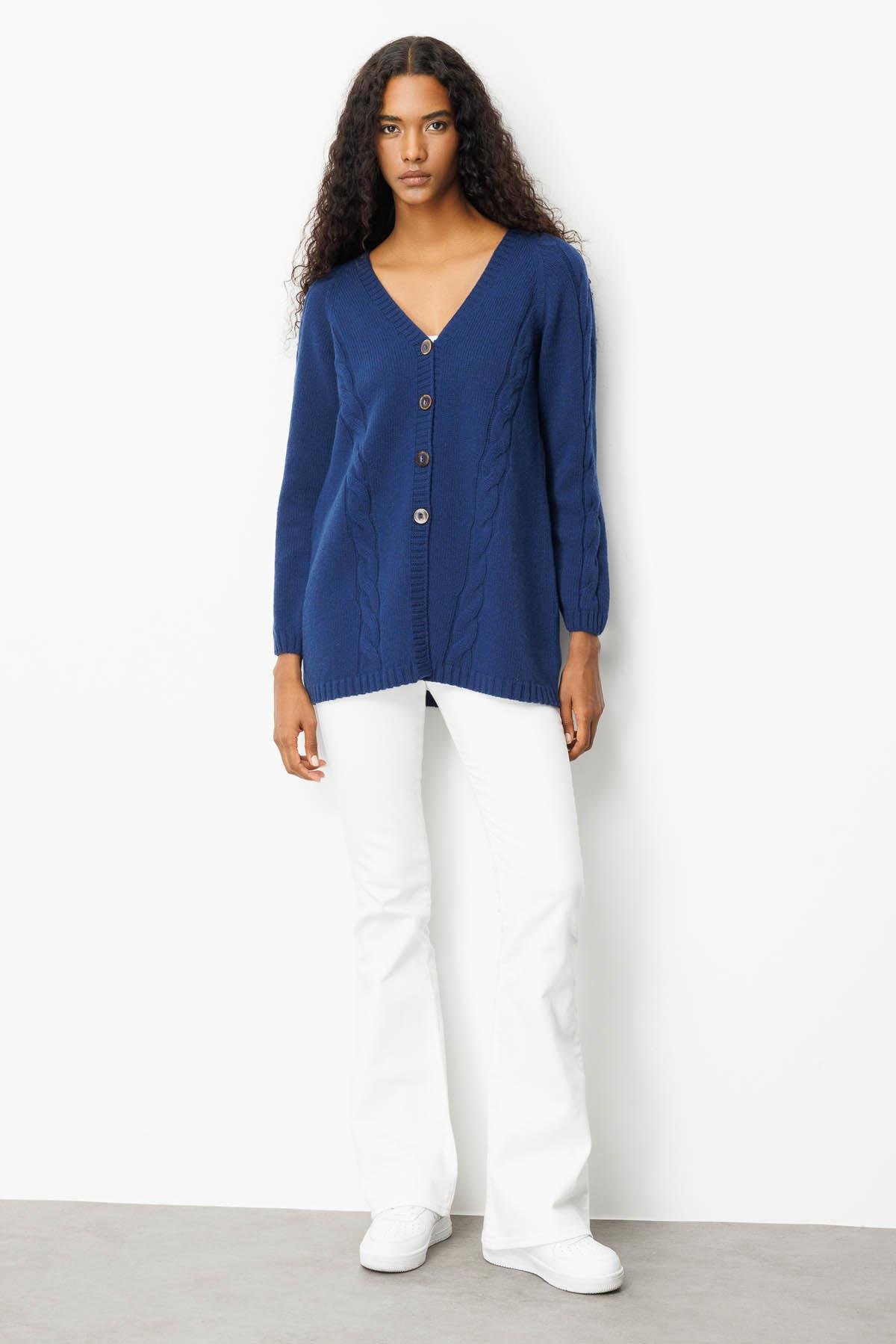 25178Kadın V Yaka Saç Örgülü Uzun Yün Hırka İndigo